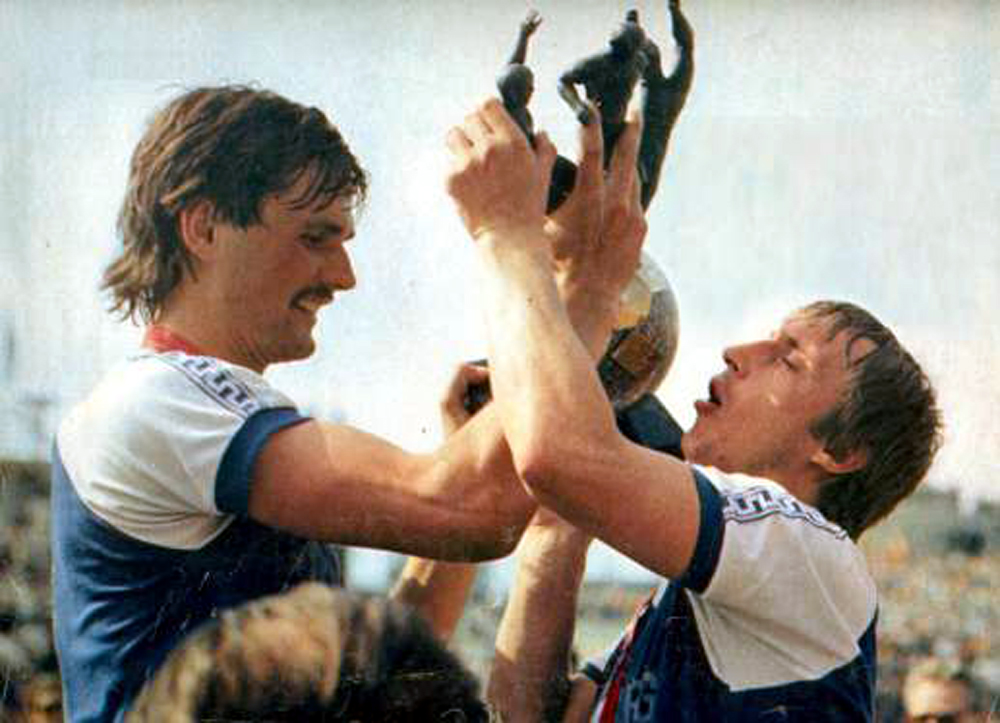 Joachim Streich (rechts) und Dirk Stahmann beim Gewinn des FDGB-Pokals im Jahr 1983.