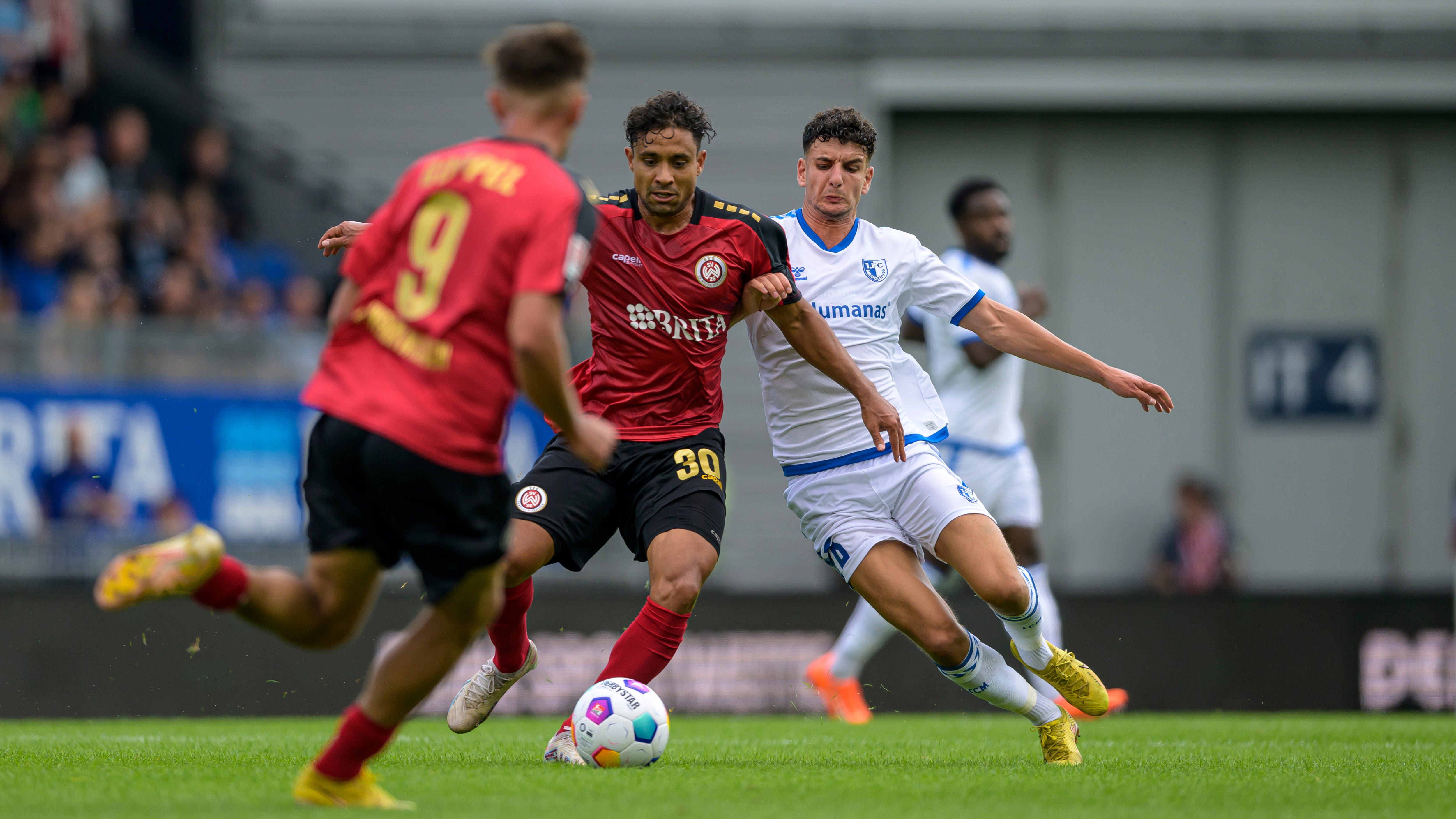 Daniel Elfadli (rechts) im Duell mit Kianz Froese in Wiesbaden. Foto: FCM / Norman Seidler