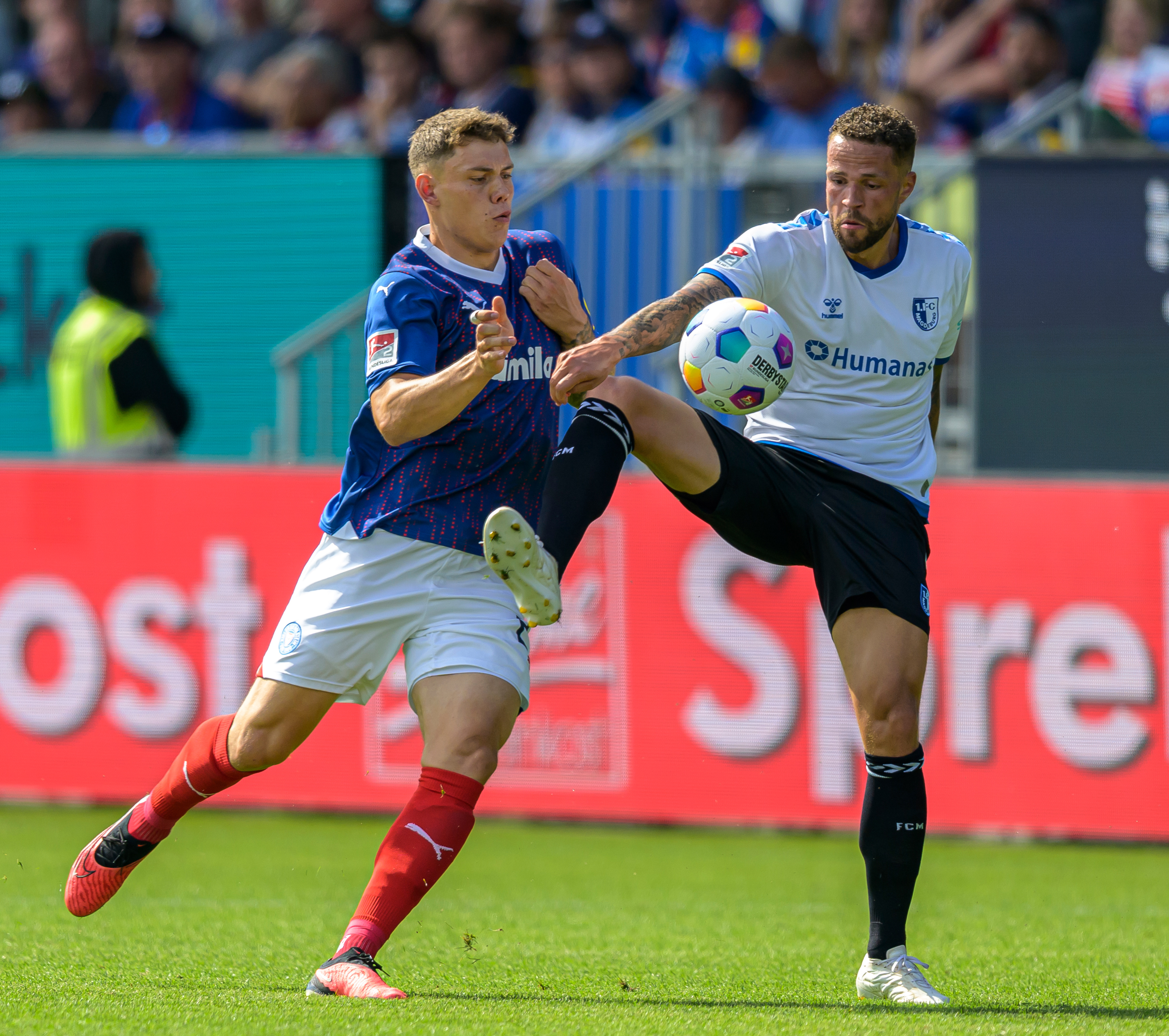 Luc Castaignos (re.) erzielte in Kiel sein erstes Saisontor für den FCM. Foto: FCM / Norman Seidler