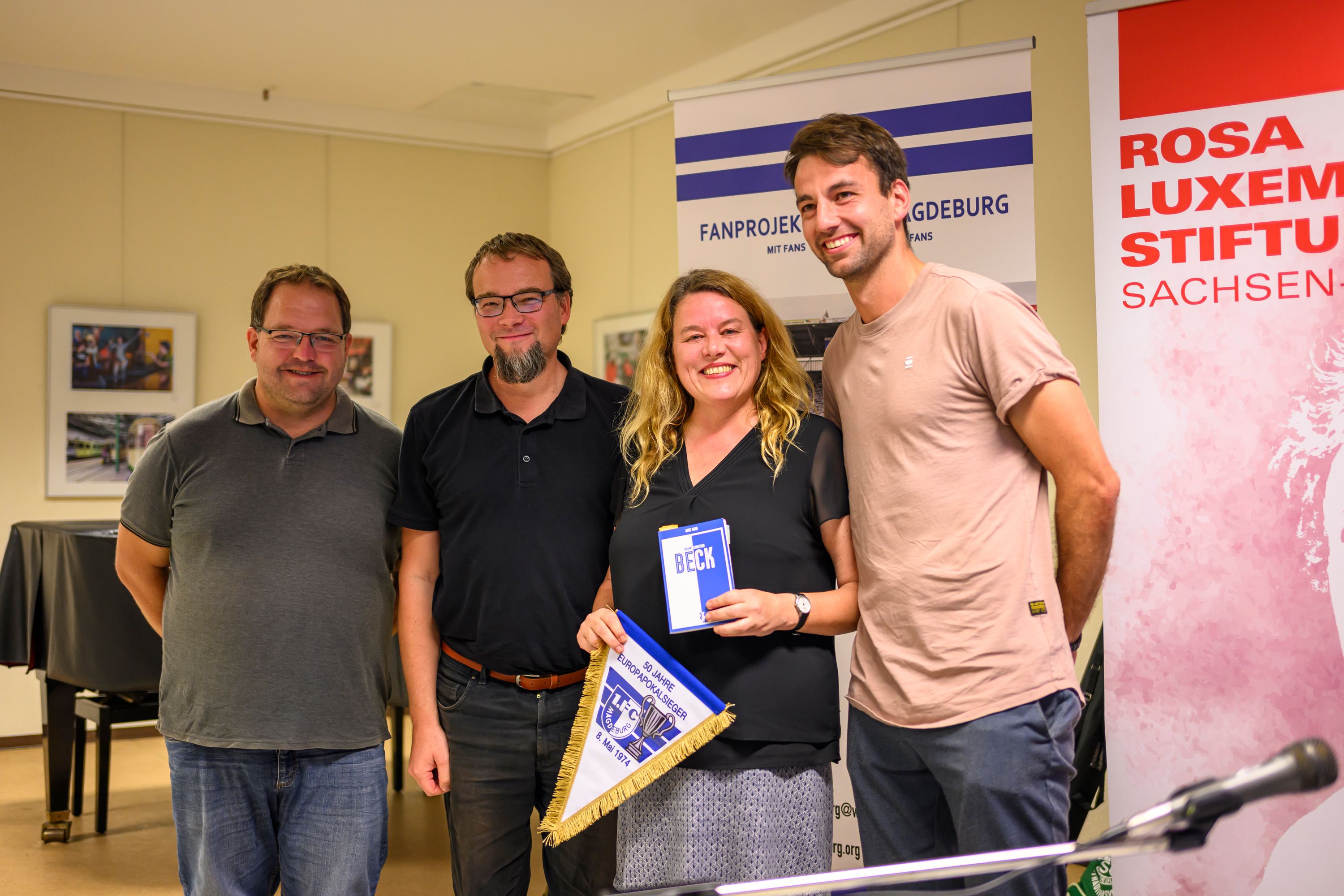 Stefan Roggenthin (Fanprojekt Magdeburg), Dennis Jannack, Anne Hahn und Christian Beck nach der Lesung. Foto: FCM / Norman Seidler