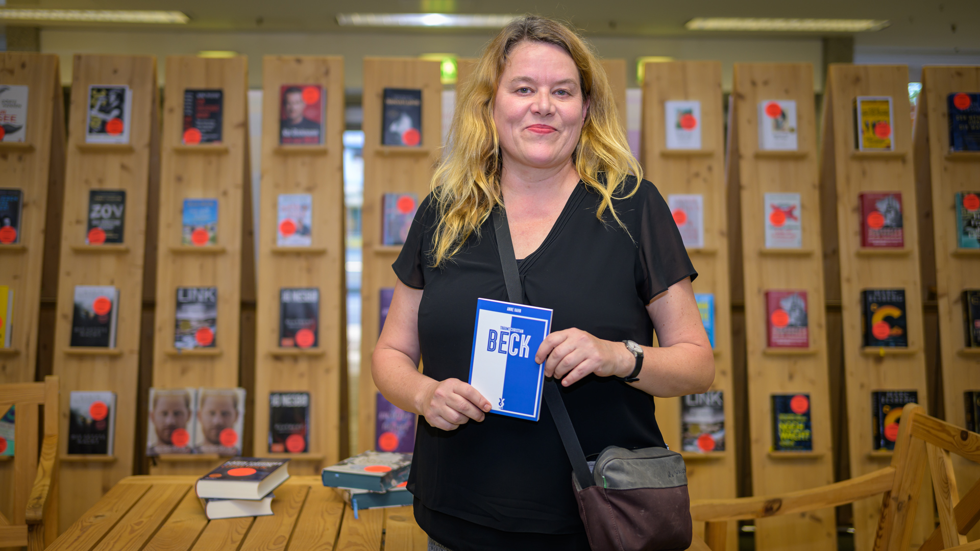Anne Hahn präsentierte das Buch "Anne Hahn träumt Christian Beck" in der Stadtbibliothek Magdeburg. Foto: FCM / Norman Seidler