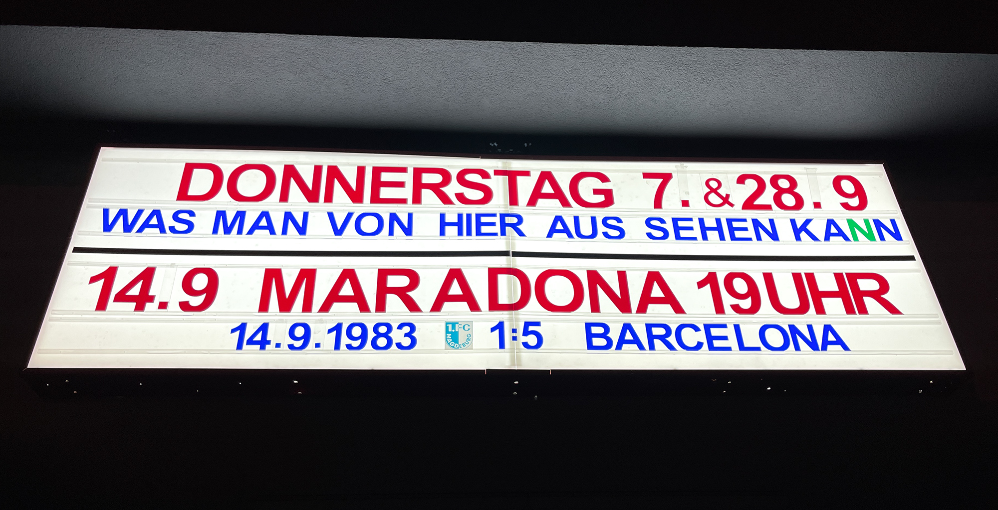 Die Leuchtreklame am Magdeburger OLi-Kino. Foto: FCM / Tobias Barthel