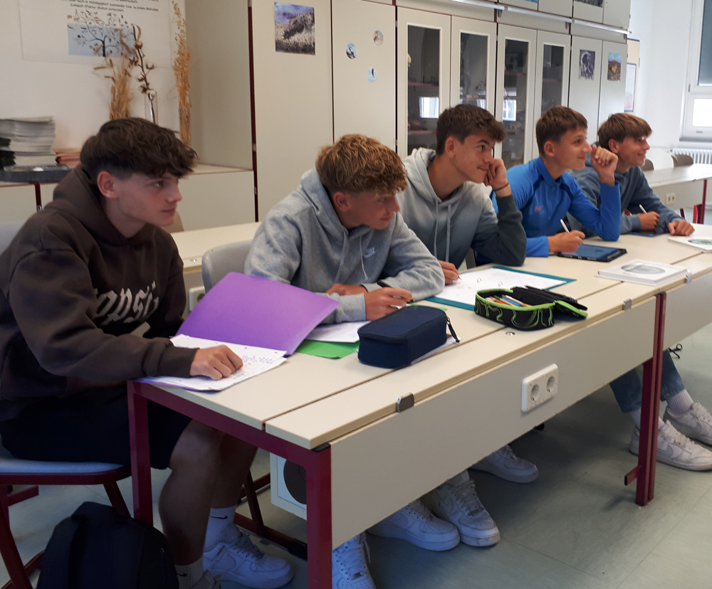 Alle fünf FCM-Spieler gemeinsam im Unterricht. Foto: FCM / Almuth Steinhoff