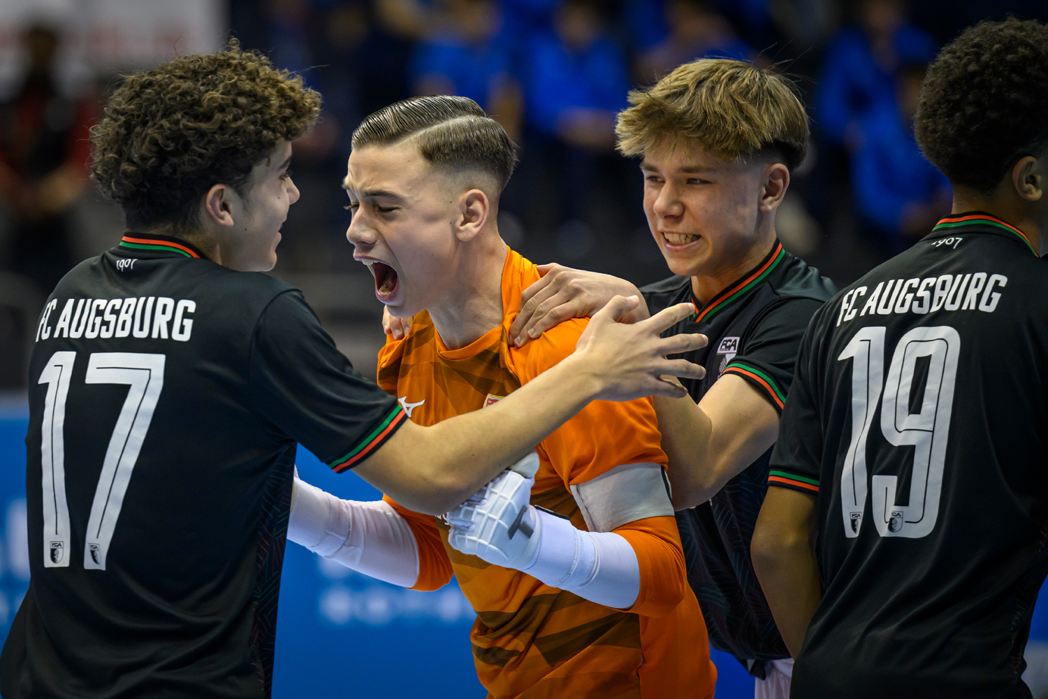 Augsburg bejubelt den Sieg. 