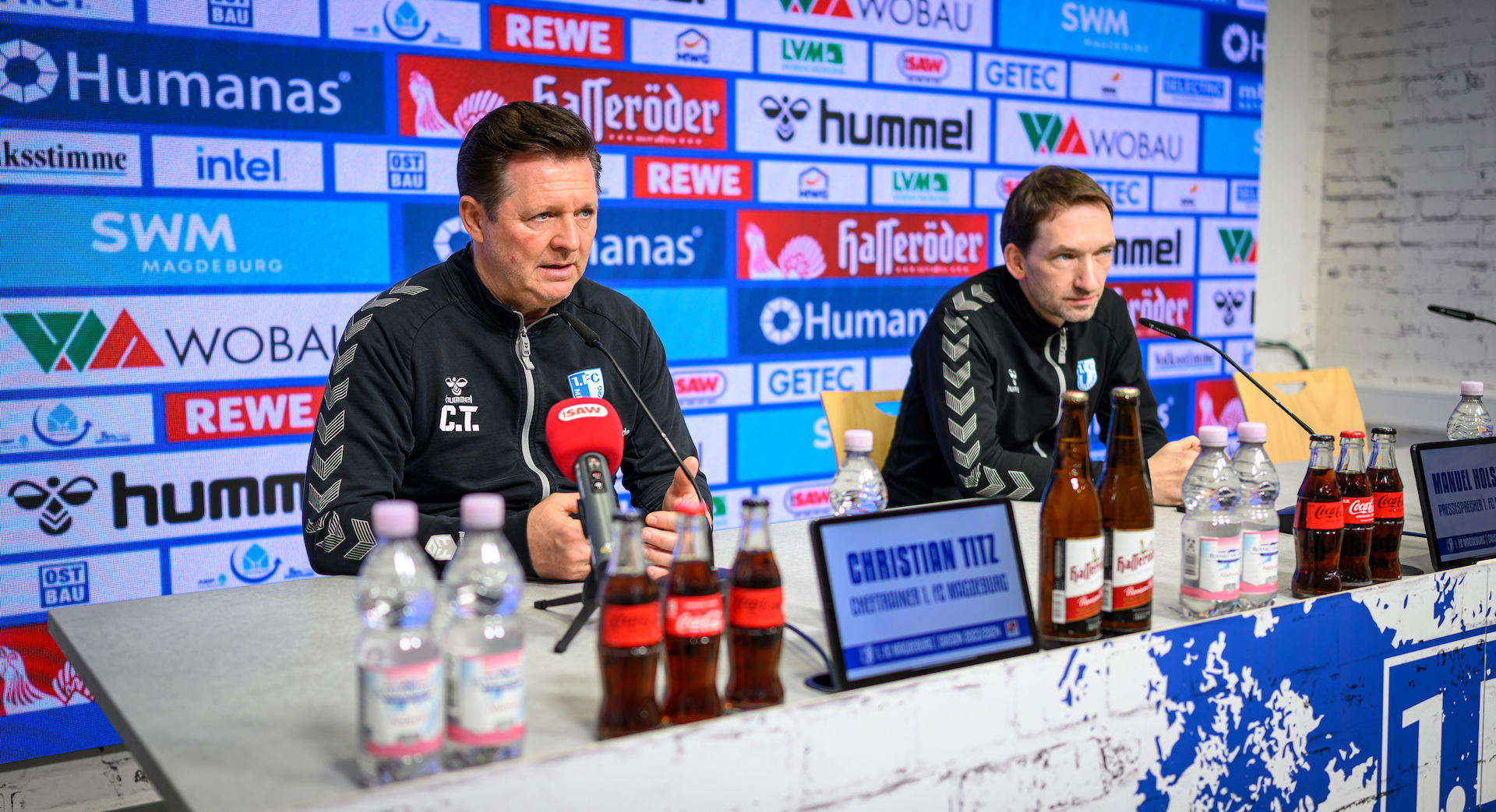 Christian Titz(links) und Manuel Holscher auf der PK vor Schalke
