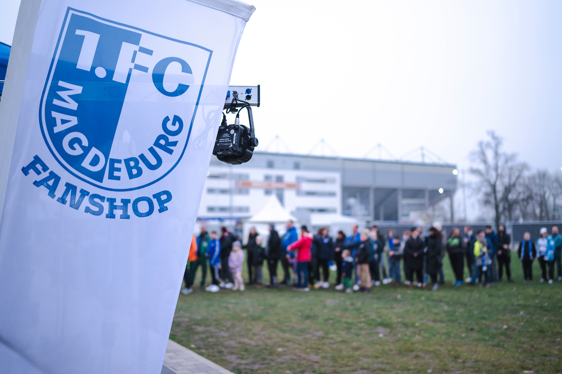 Viele Fans kamen zur Sonderöffnung des Fanshops am Stadion.