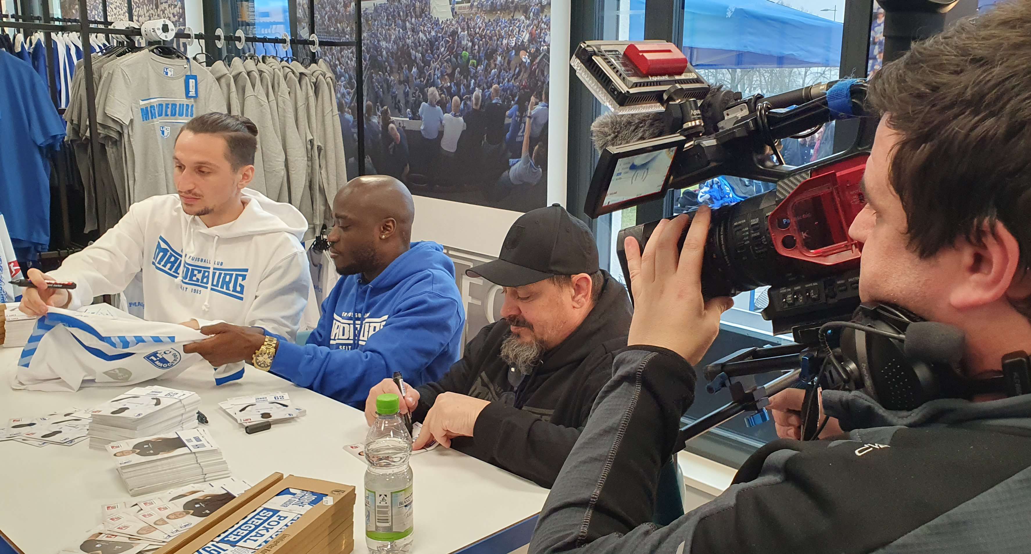 Baris Atik, Amara Condé und Heiko Horner gaben im Fanshop des 1. FC Magdeburg Autogramme.