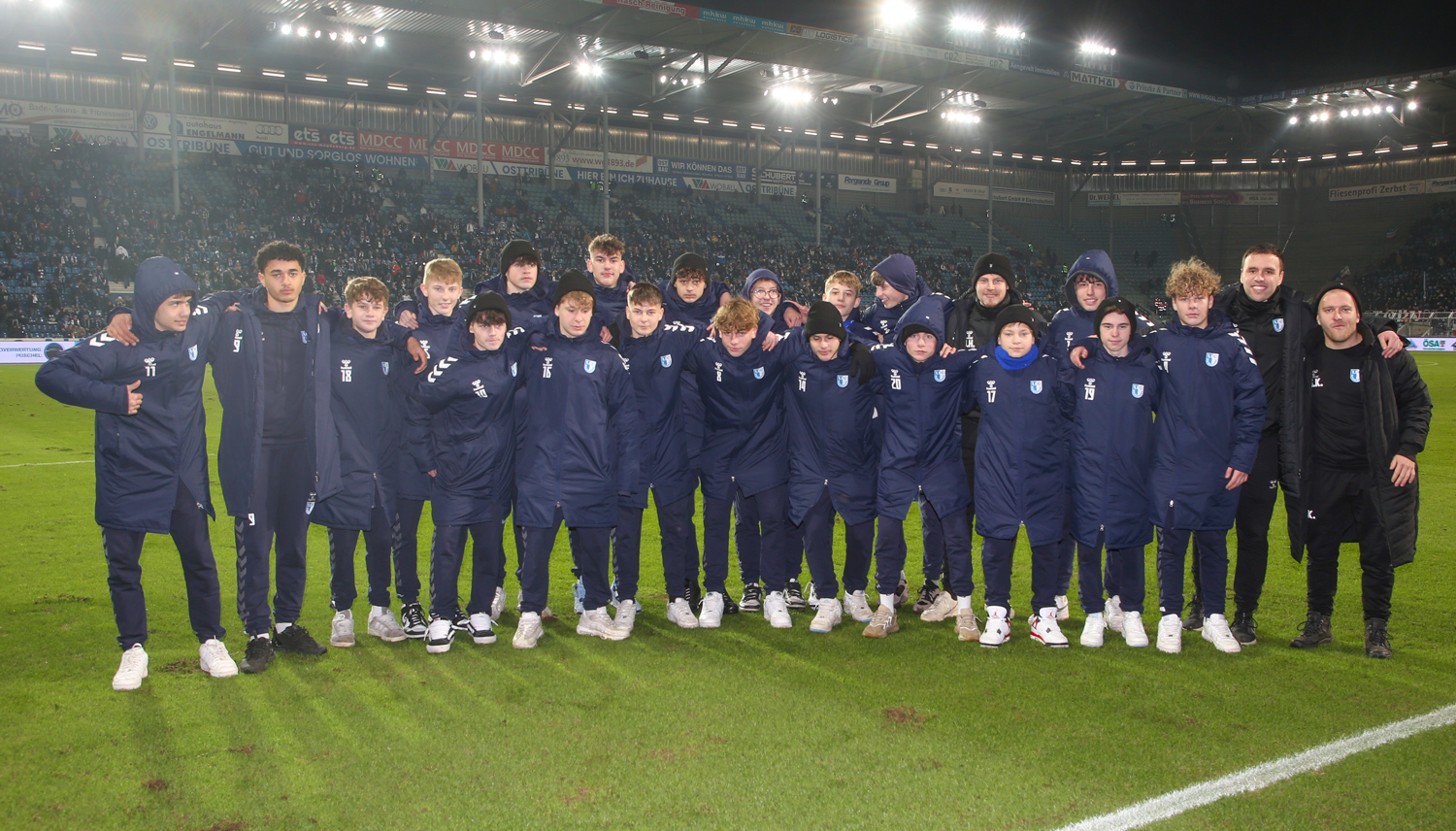 In der Halbzeitpause des FCM-Spiels gegen Kiel wurde die U15 für die tolle Leistung beim Pape-Cup gefeiert.