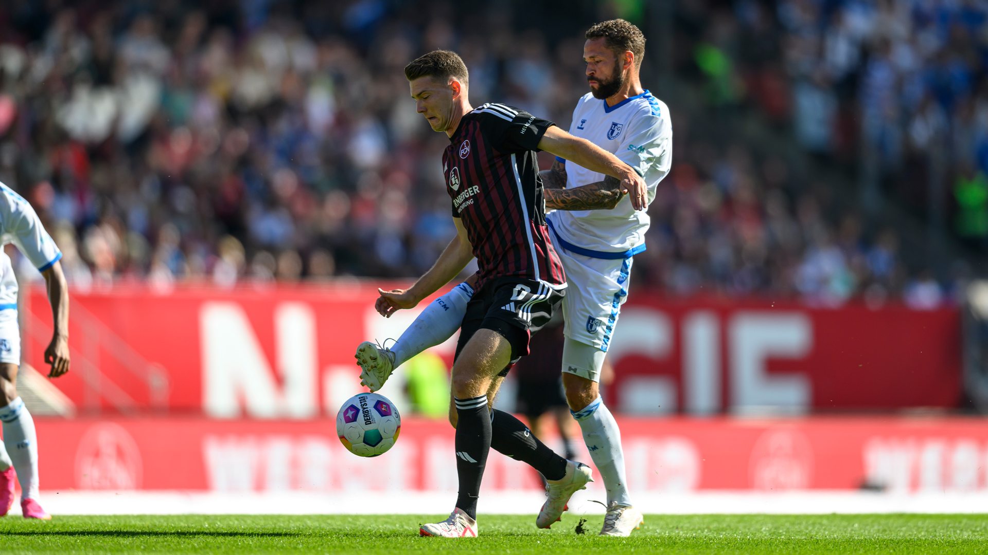 Luc Castaignos im Zweikampf gegen Nürnberg 
