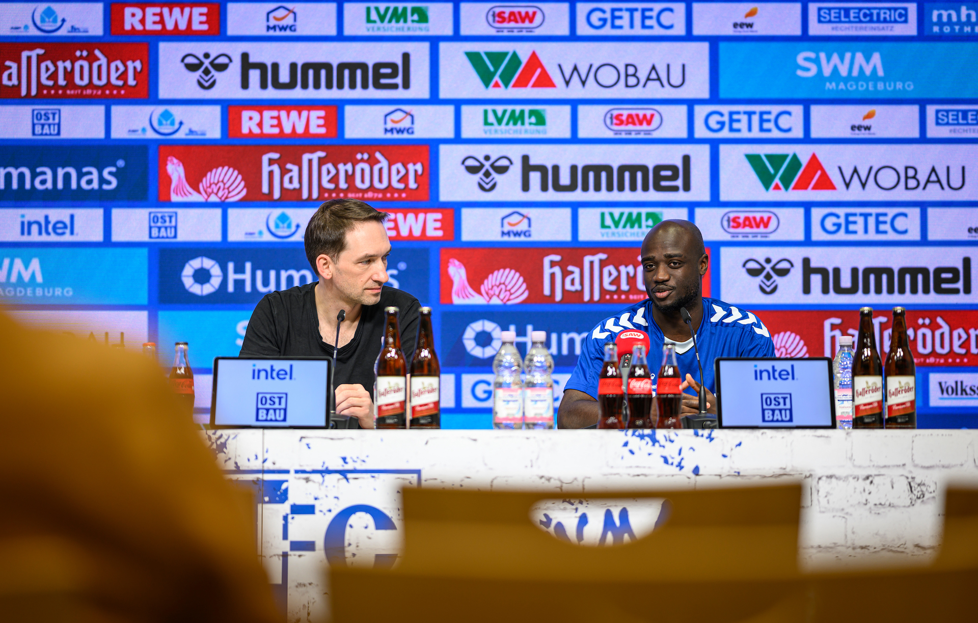 Manuel Holscher(links) und Amara Condé während der Medienrunde