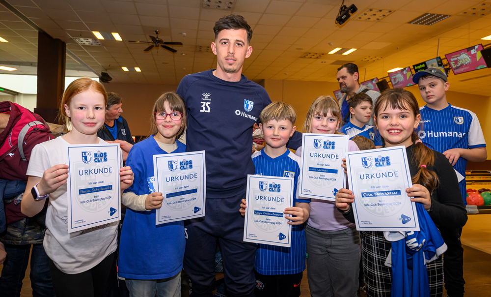 Zahlreiche Urkunden wurden durch FCM-Spieler Stefan Korsch (Mitte) verteilt.