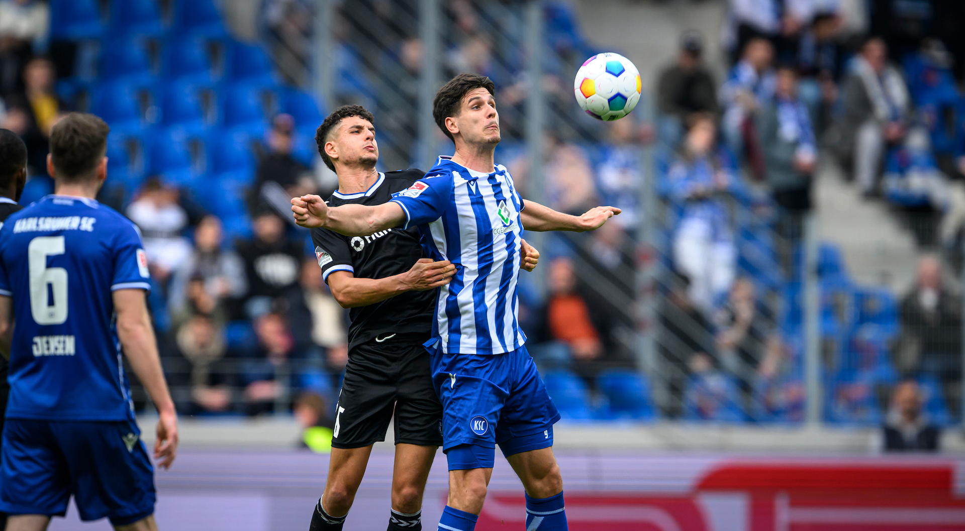 Daniel Elfadli im Kopfballduell 