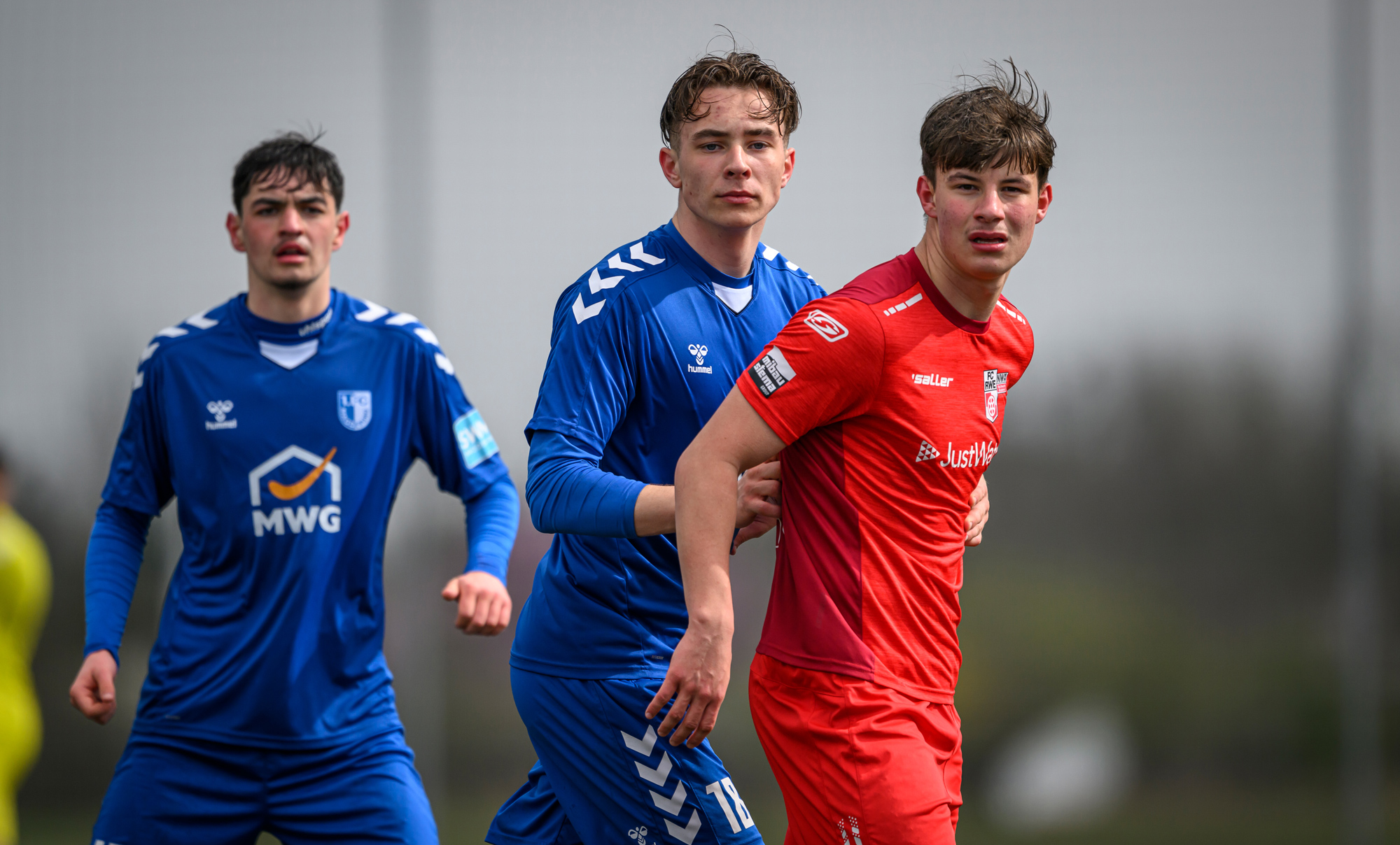 Marcel Zajusch (Mitte) im Spiel der U19 gegen Rot-Weiß Erfurt.