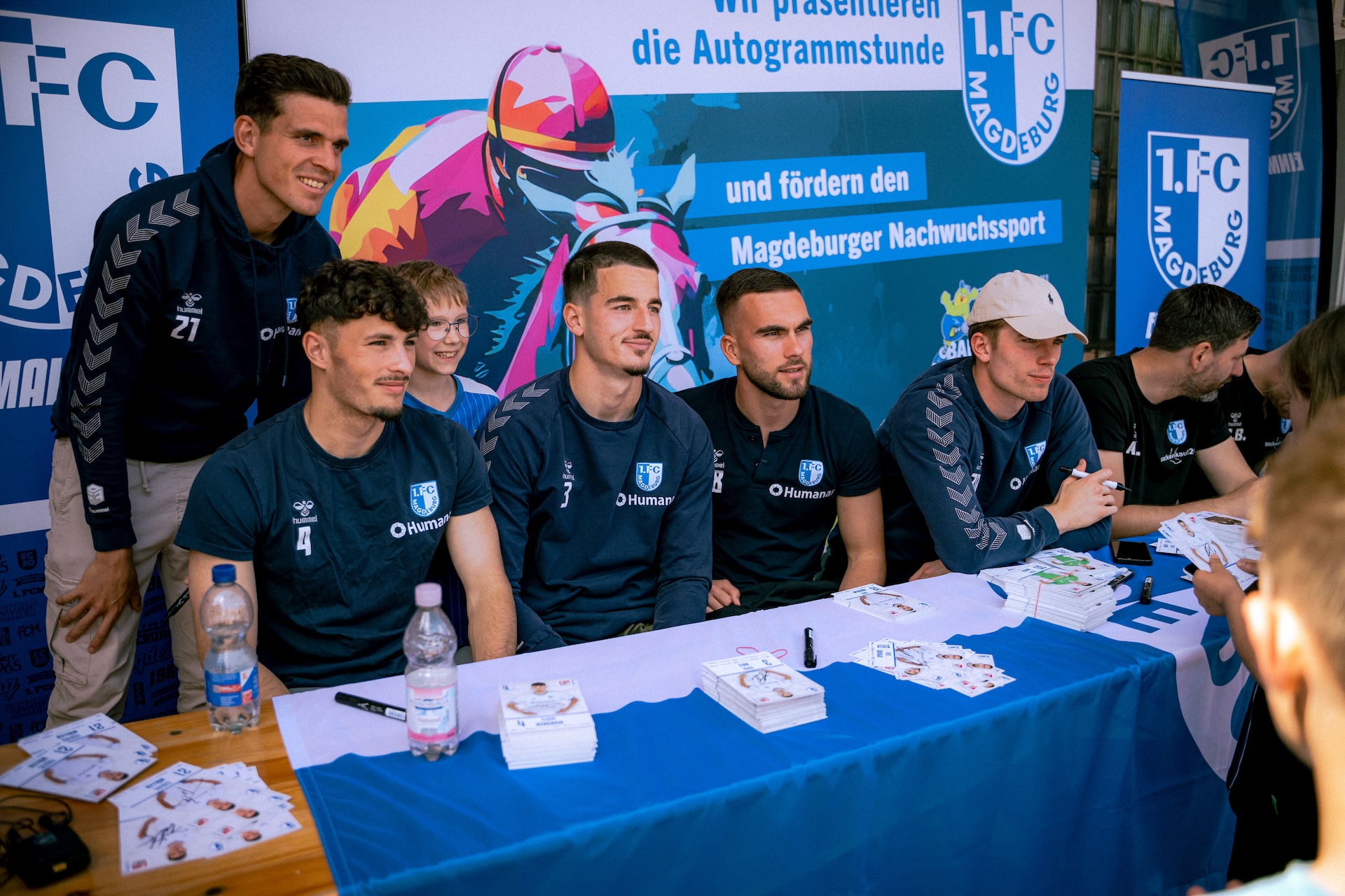 Spieler und Trainerteam bei der Autogrammstunde.