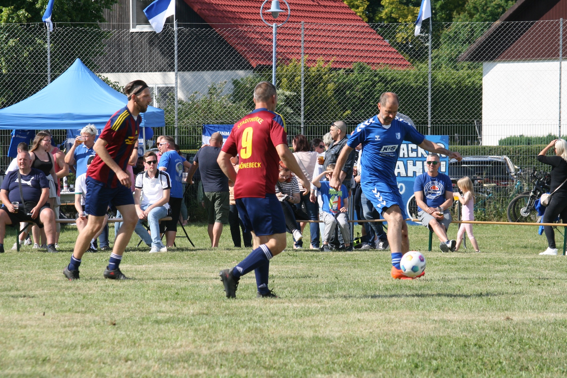 Steffen Plock (am Ball) traf dreifach für die Traditionsmannschaft.