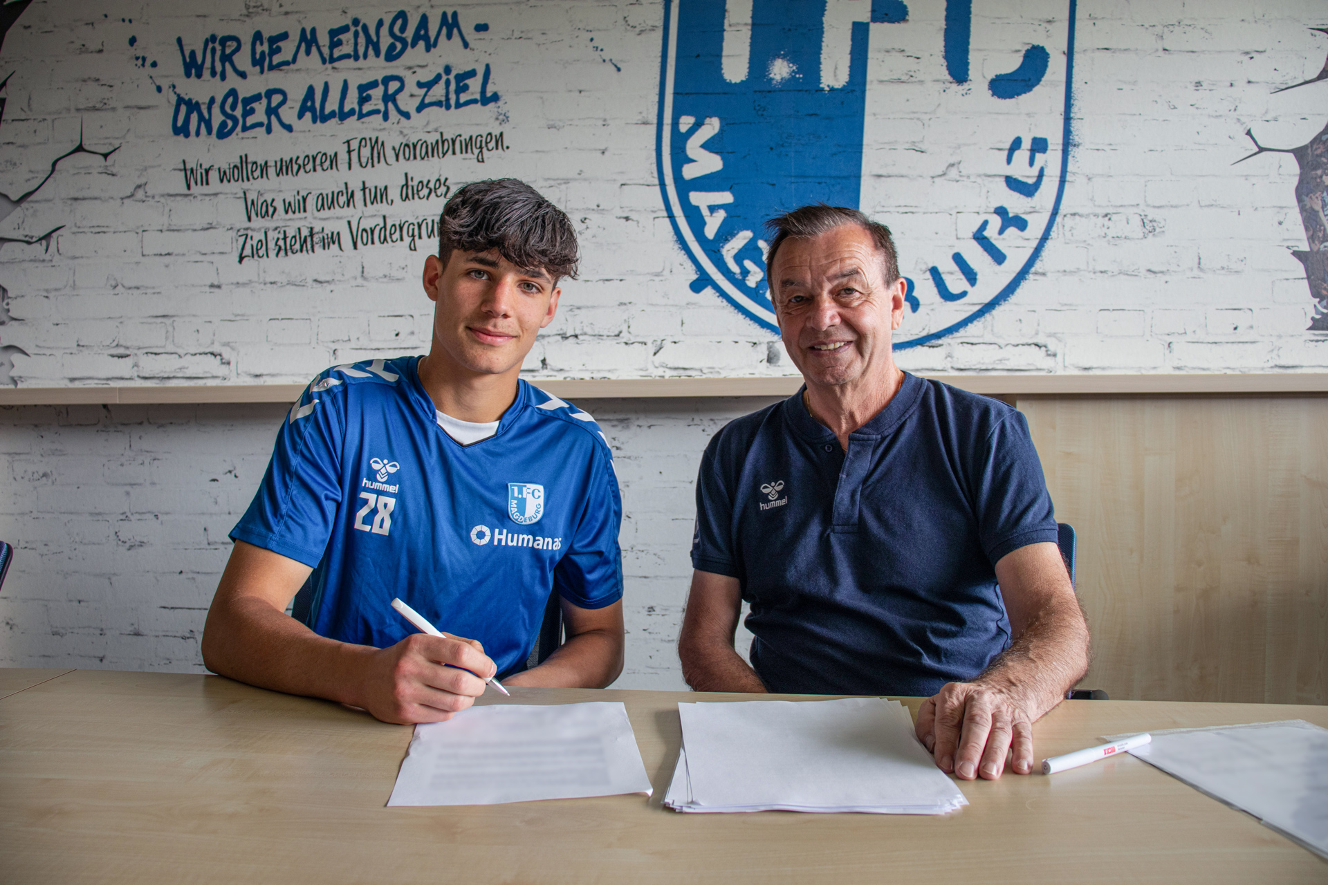 Robert Kampa (li.) mit Sportchef Otmar Schork bei der Vertragsunterschrift.