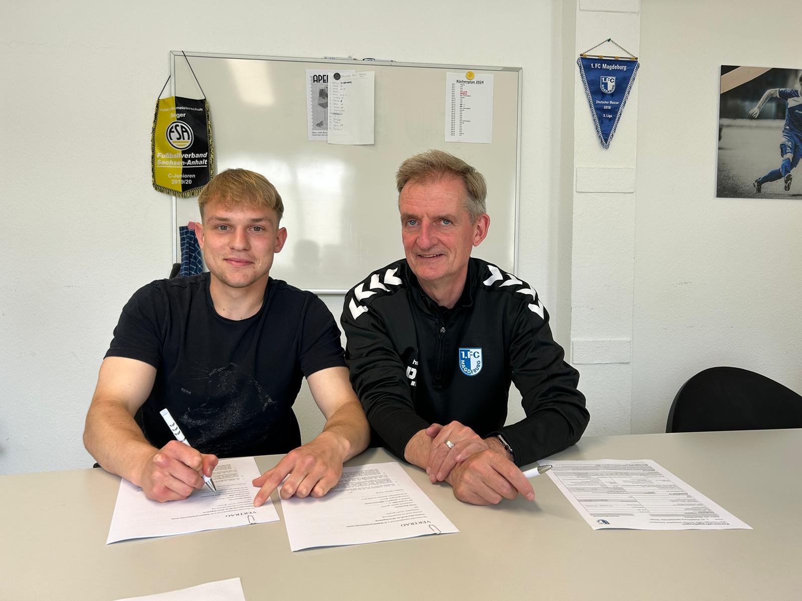 Conner Schulze (li.) hat seinen Vertrag verlängert.