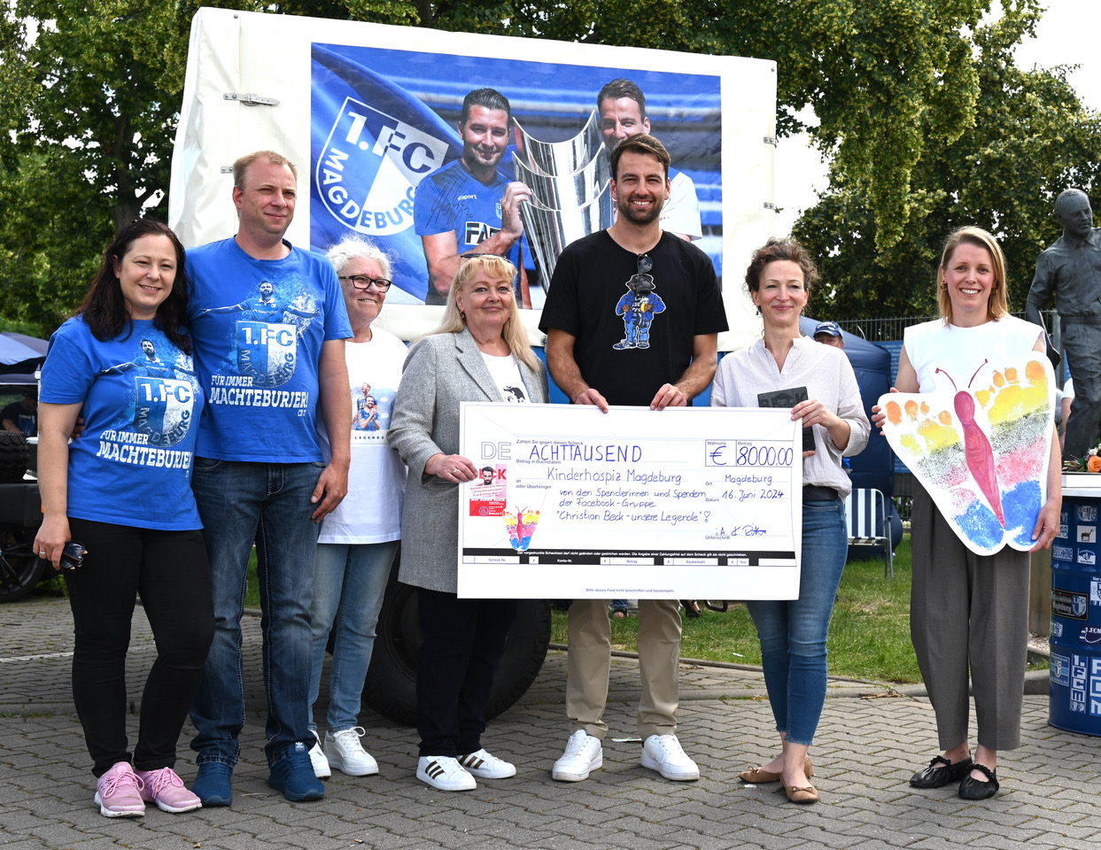 Christian Beck (Mitte) war bei der Spendenübergabe mit dabei.