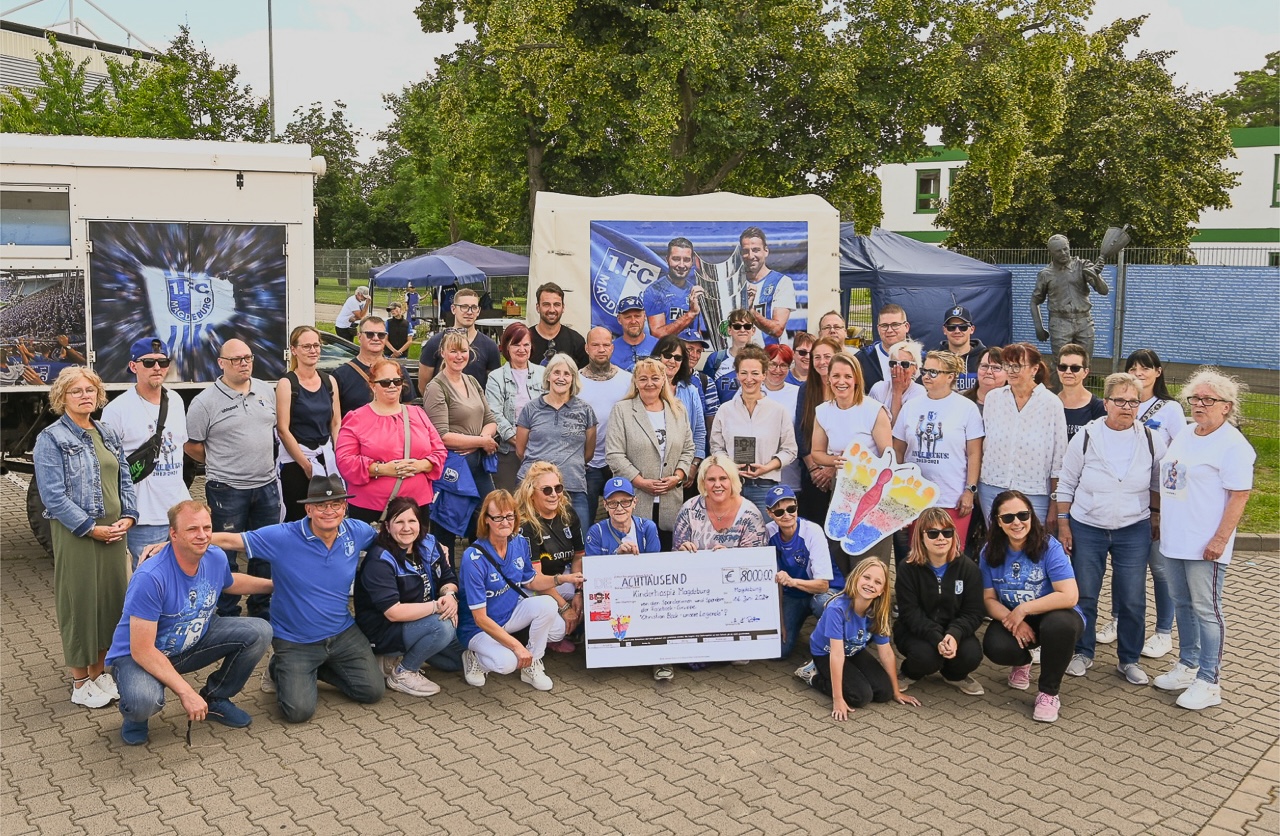 Gruppenfoto Spende an das Kinderhospiz