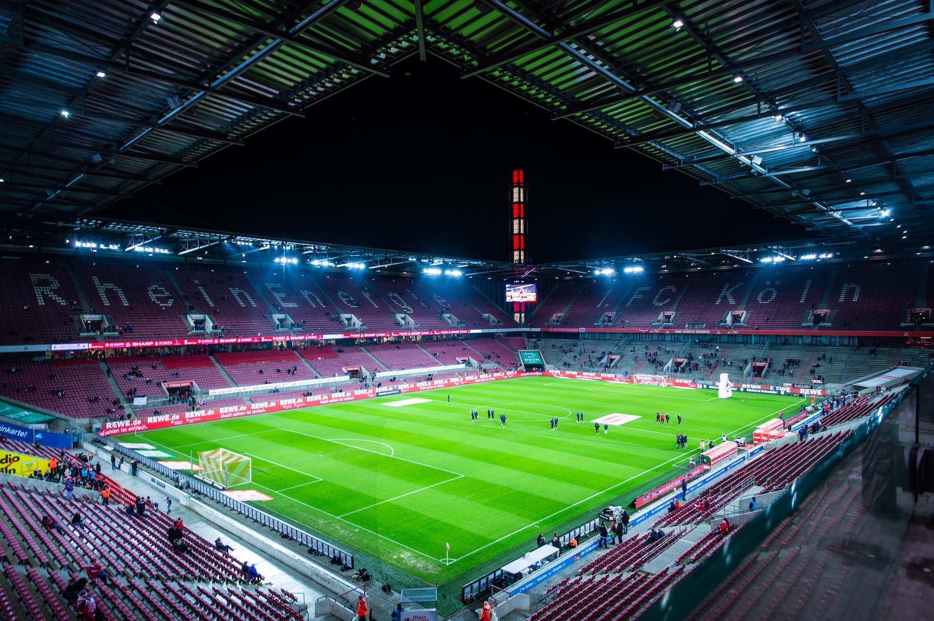 Das RheinEnergieSTADION in Köln fasst 50.000 Zuschauer.