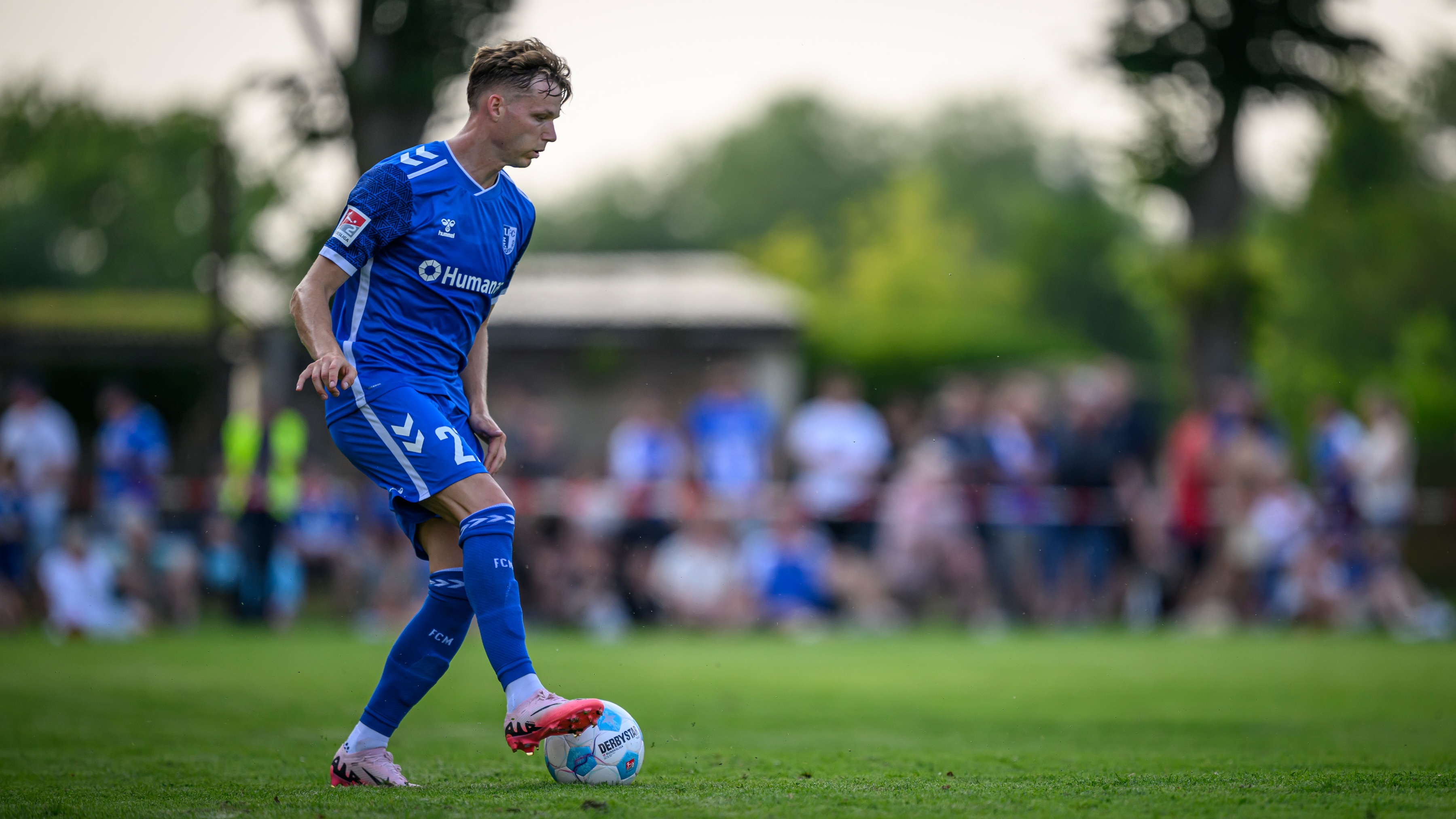 Der 28-Jährige ist ein offensivstarker Außenverteidiger.