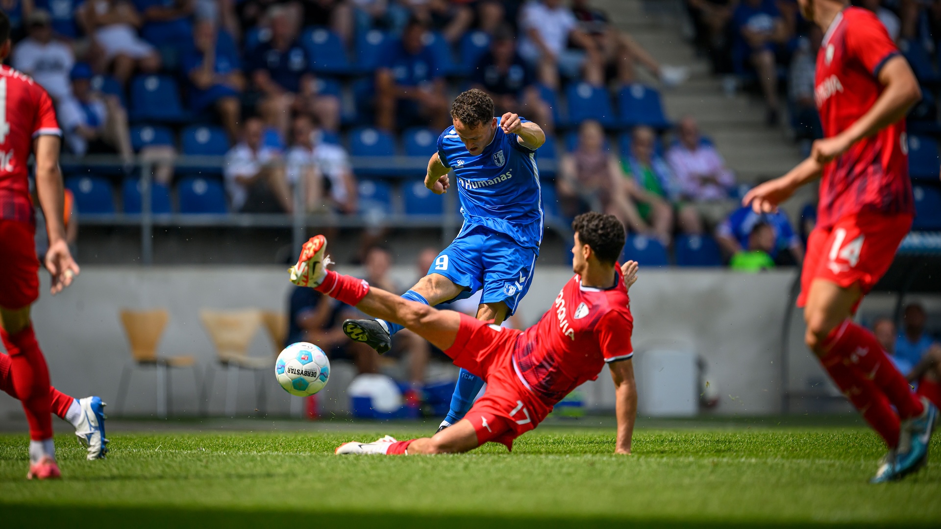 Martijn Kaars im Zweikampf