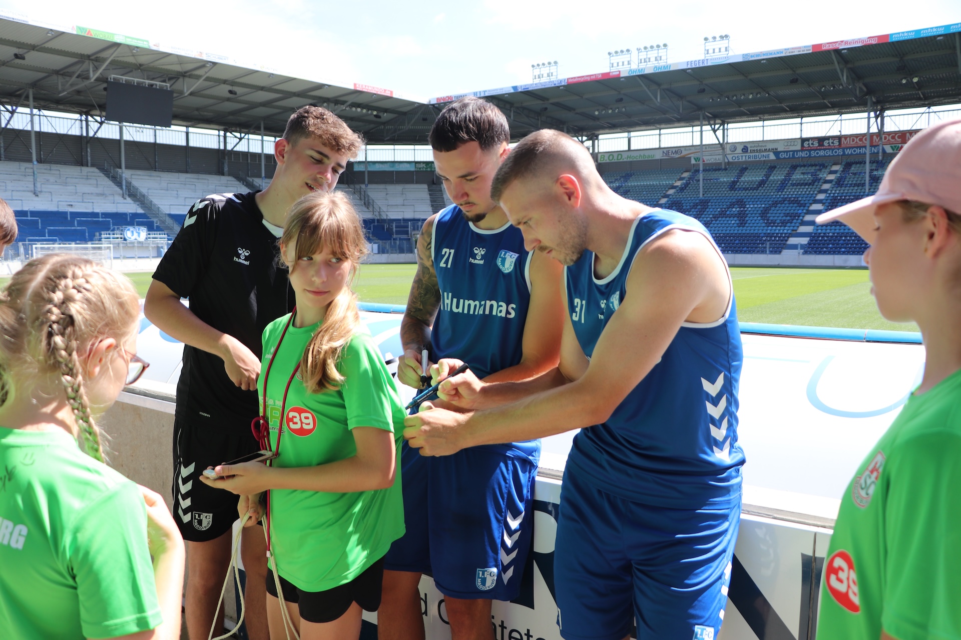 Die FCM-Profis Falko Michel und Robert Leipertz schrieben fleißig Autogramme.