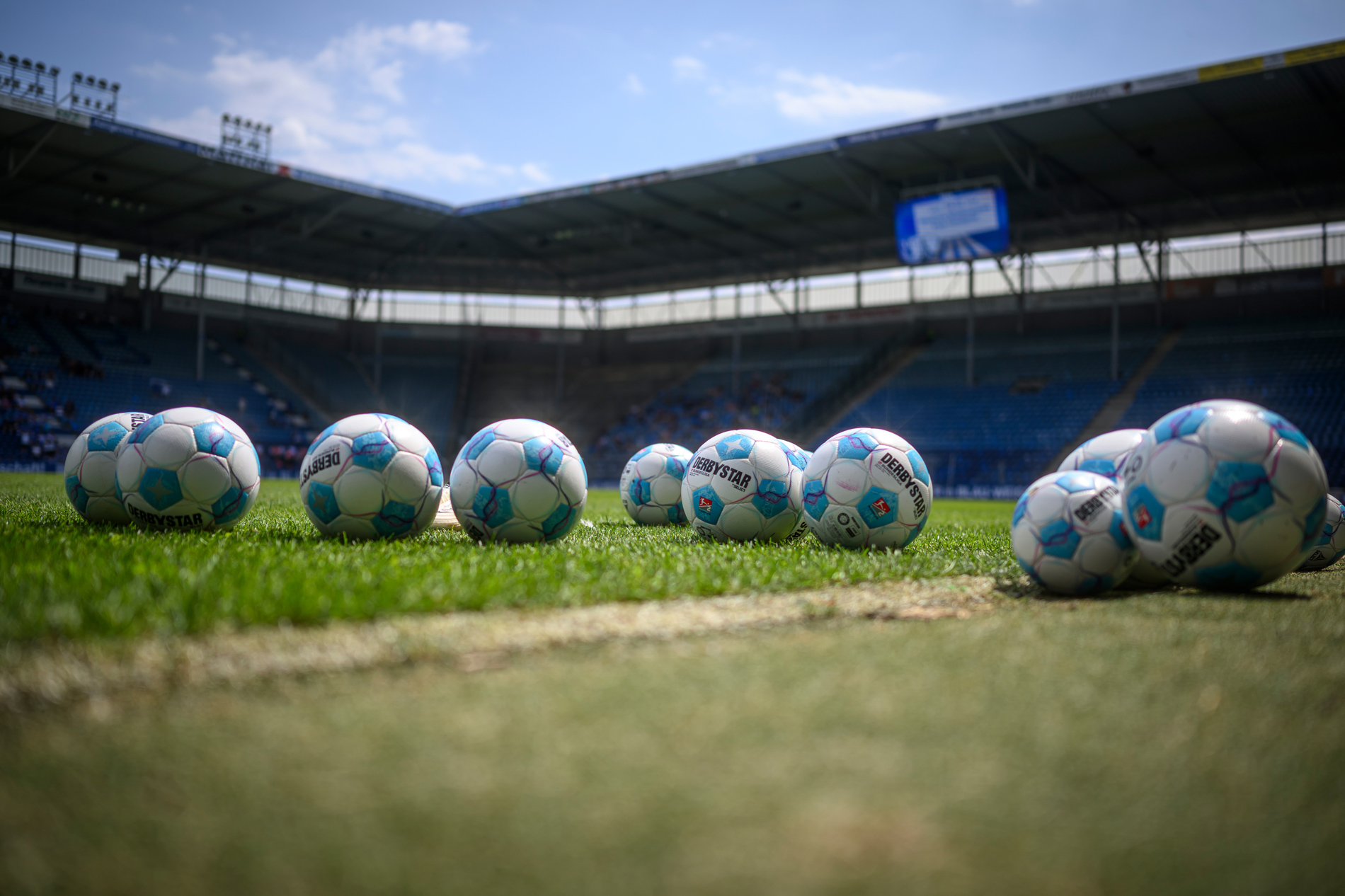 Fußbälle in der Avnet Arena