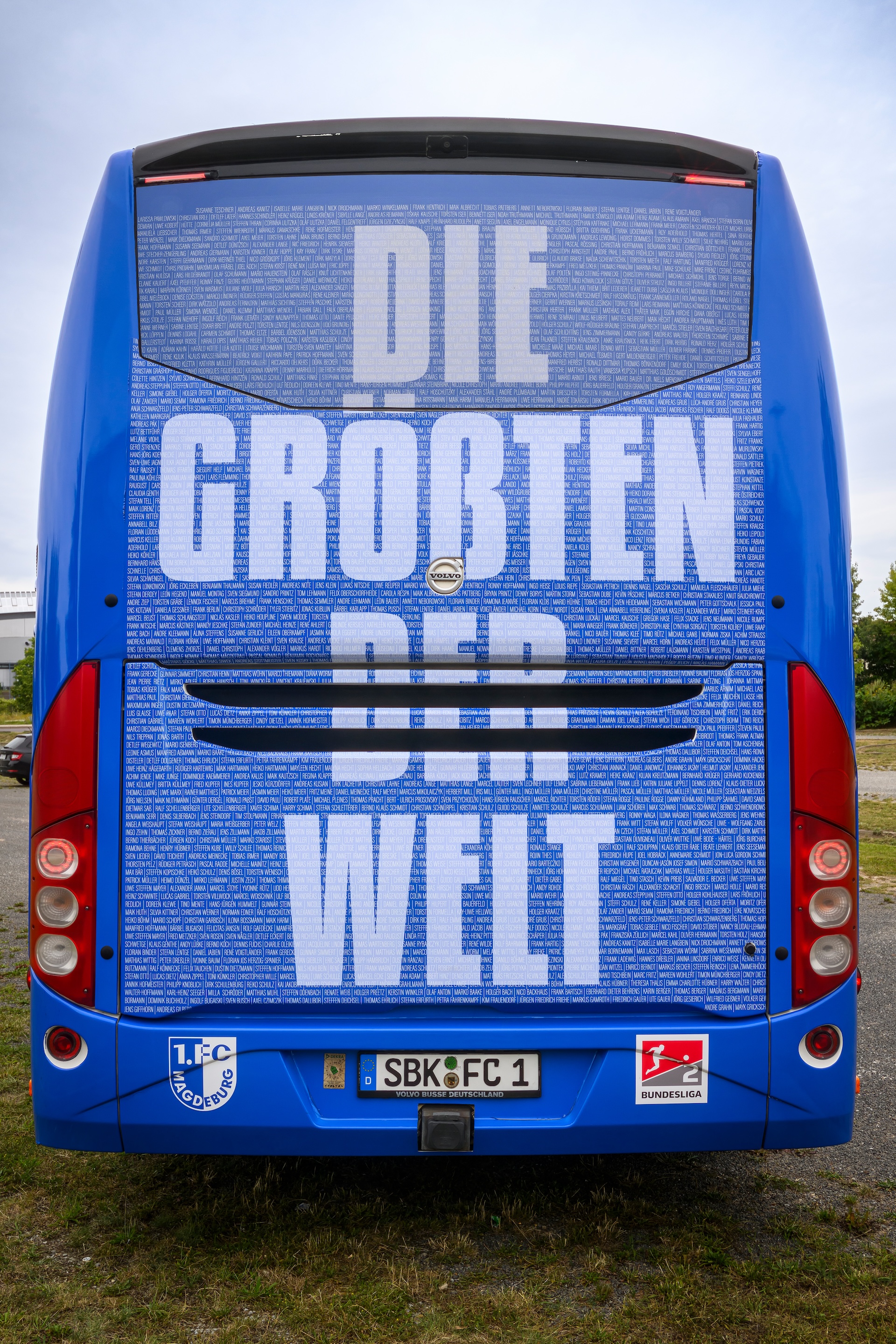 1965 Namen von Dauerkartenkäufers sind auf dem Mannschaftsbus zu sehen.