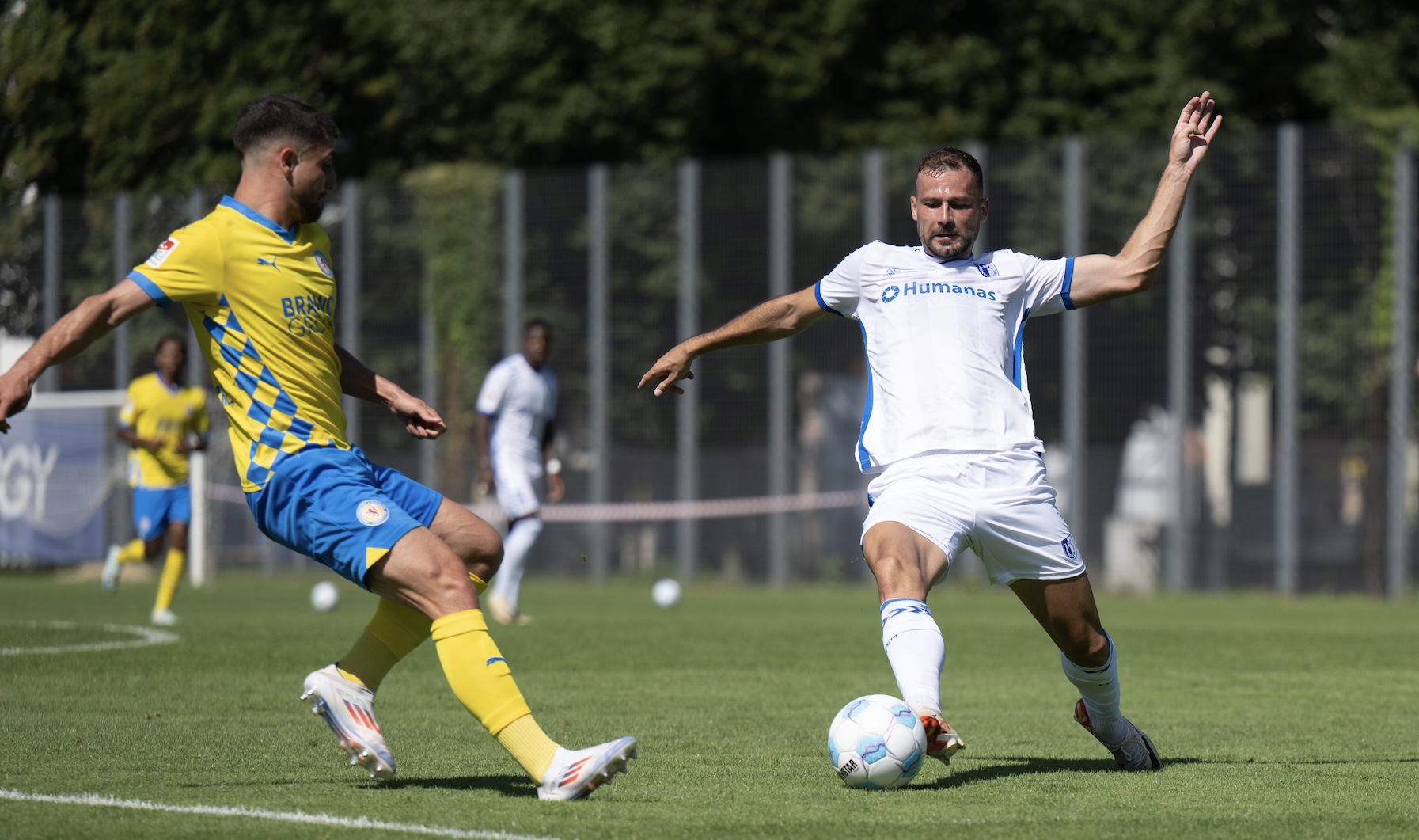 Aleksa Marusic im Zweikampf