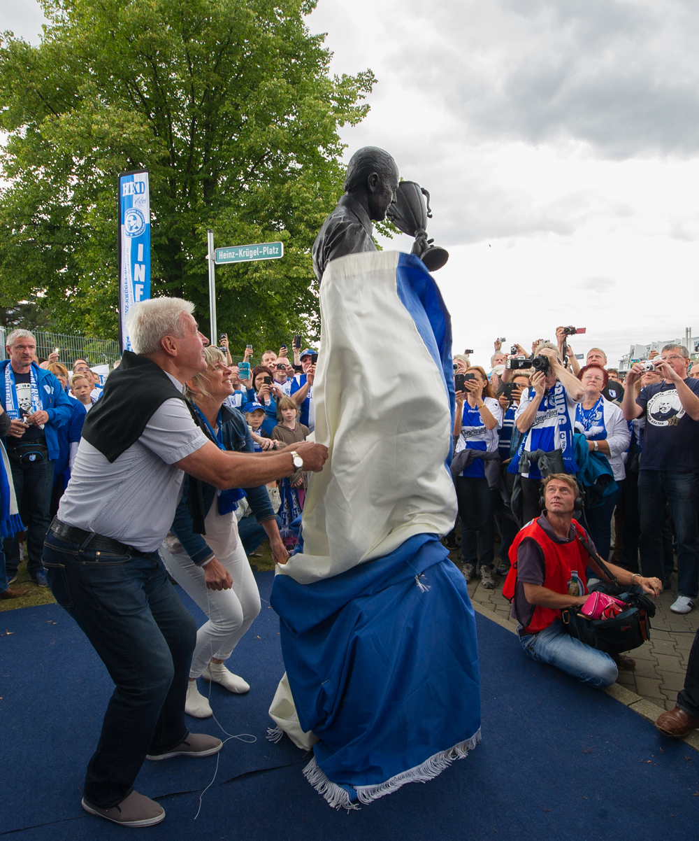 Wolfgang Paule Seguin (li.) bei der Enthüllung des Denkmals im Jahr 2014.
