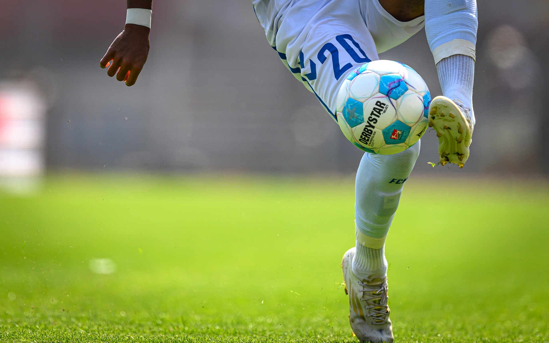 Schuss des Fußballs