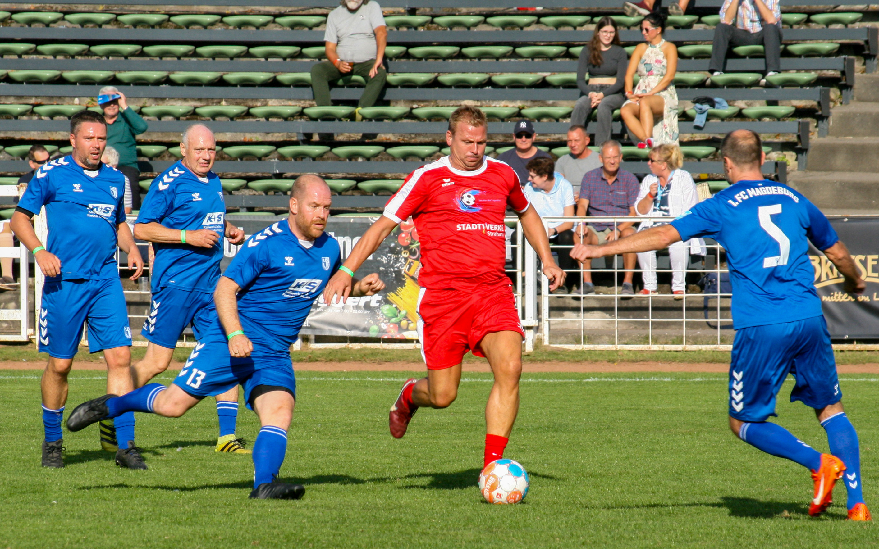 Die überragende Innenverteidigung des FCM, Peter Otte (links) und Steffen Plock (Nr. 5) stoppt einen Stralsunder Angriff.