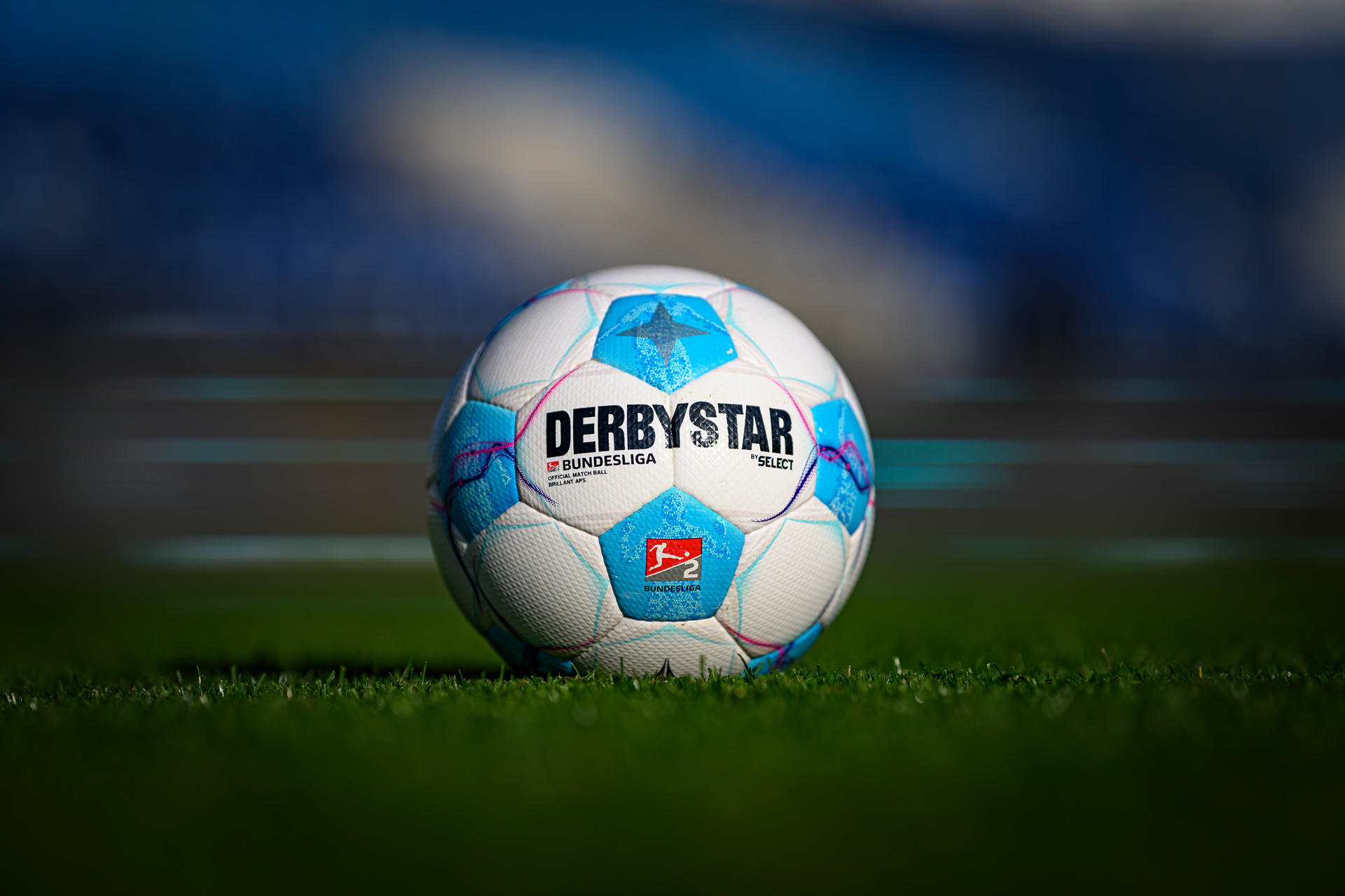 Fußball aus dem Rasen