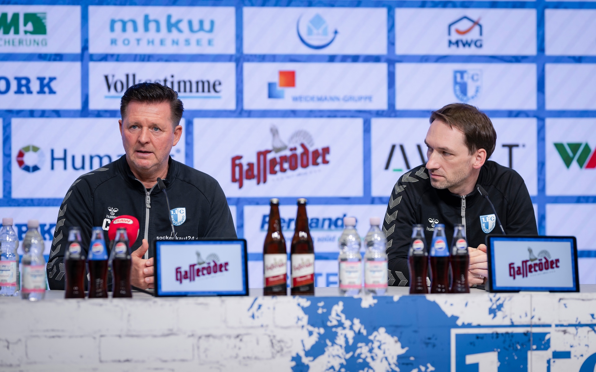 Christian Titz und Manuel Holscher auf der PK vor dem Spiel