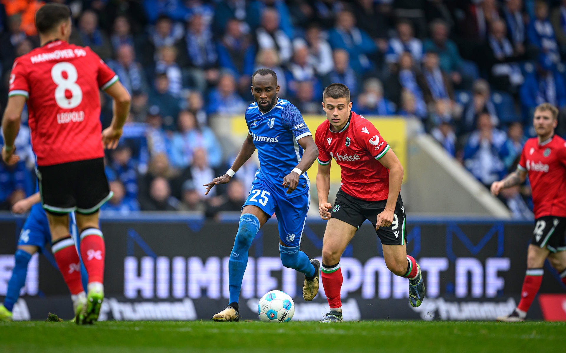 Silas Gnaka im Zweikampf mit Nicolo Tresoldi