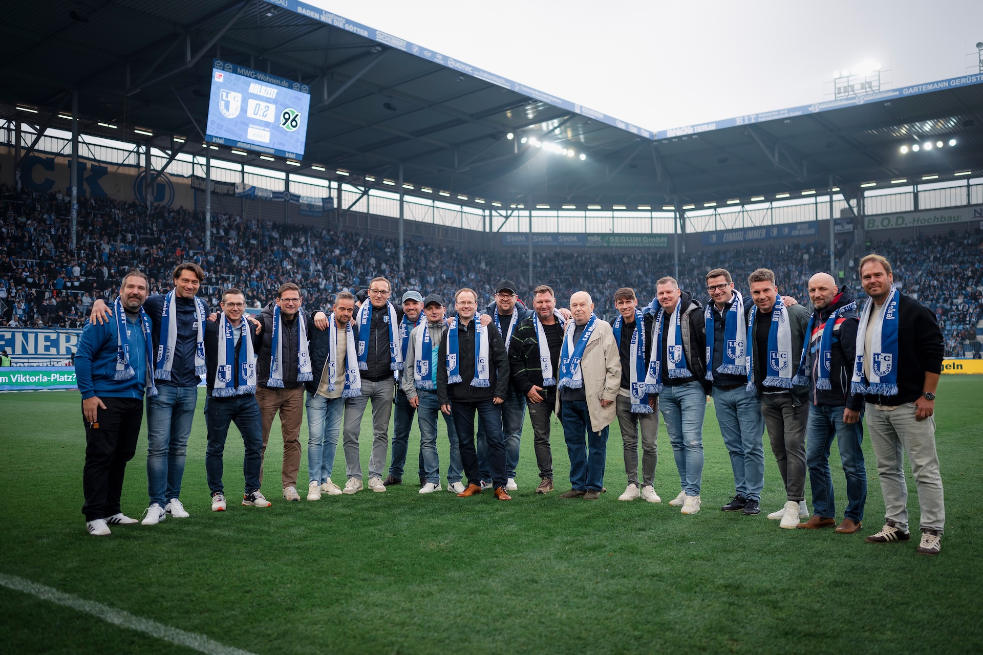 Die DFB-Kicker-Pokalsieger in der Halbzeitpause des Spiels gegen Hannover 96.