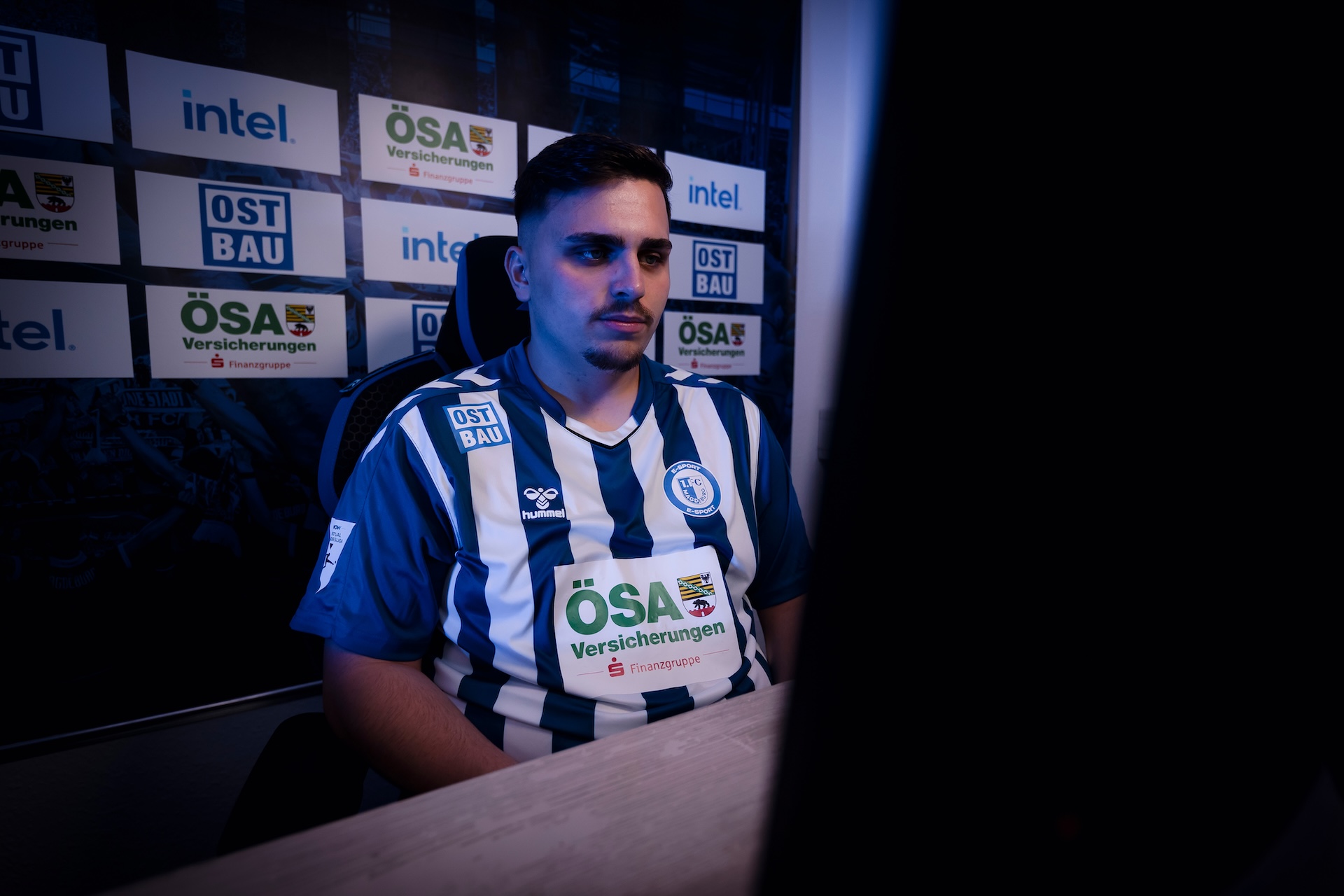 Ali an der Konsole im E-Sport-Raum.