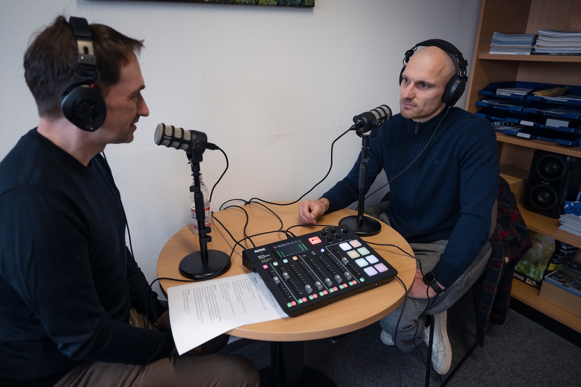Manuel Holscher (links) und Silvio Bankert bei der Aufnahme des Podcast