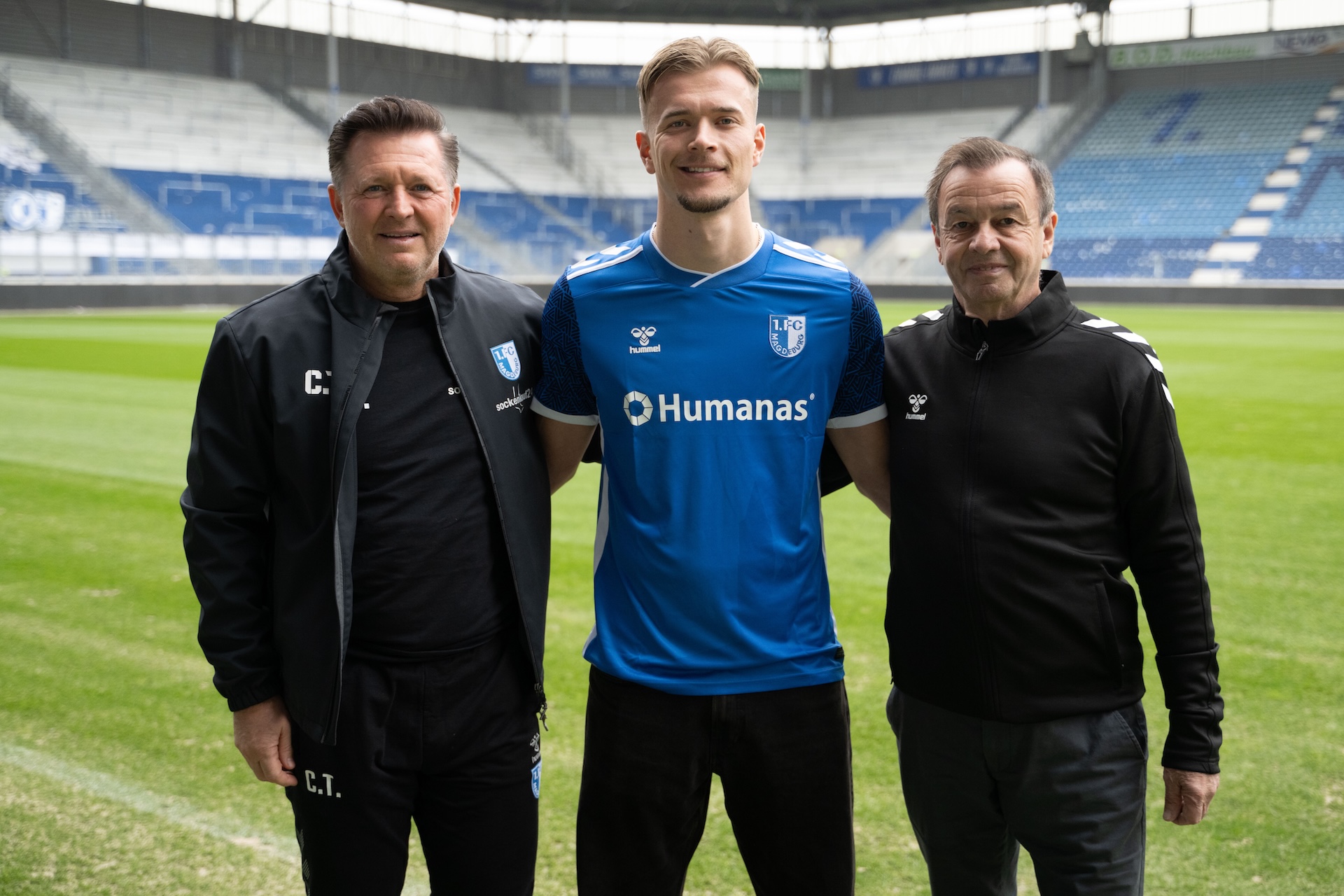 Alexander Ahl Holmström (Mitte) mit Sportchef Otmar Schork (rechts) und Cheftrainer Christian Titz