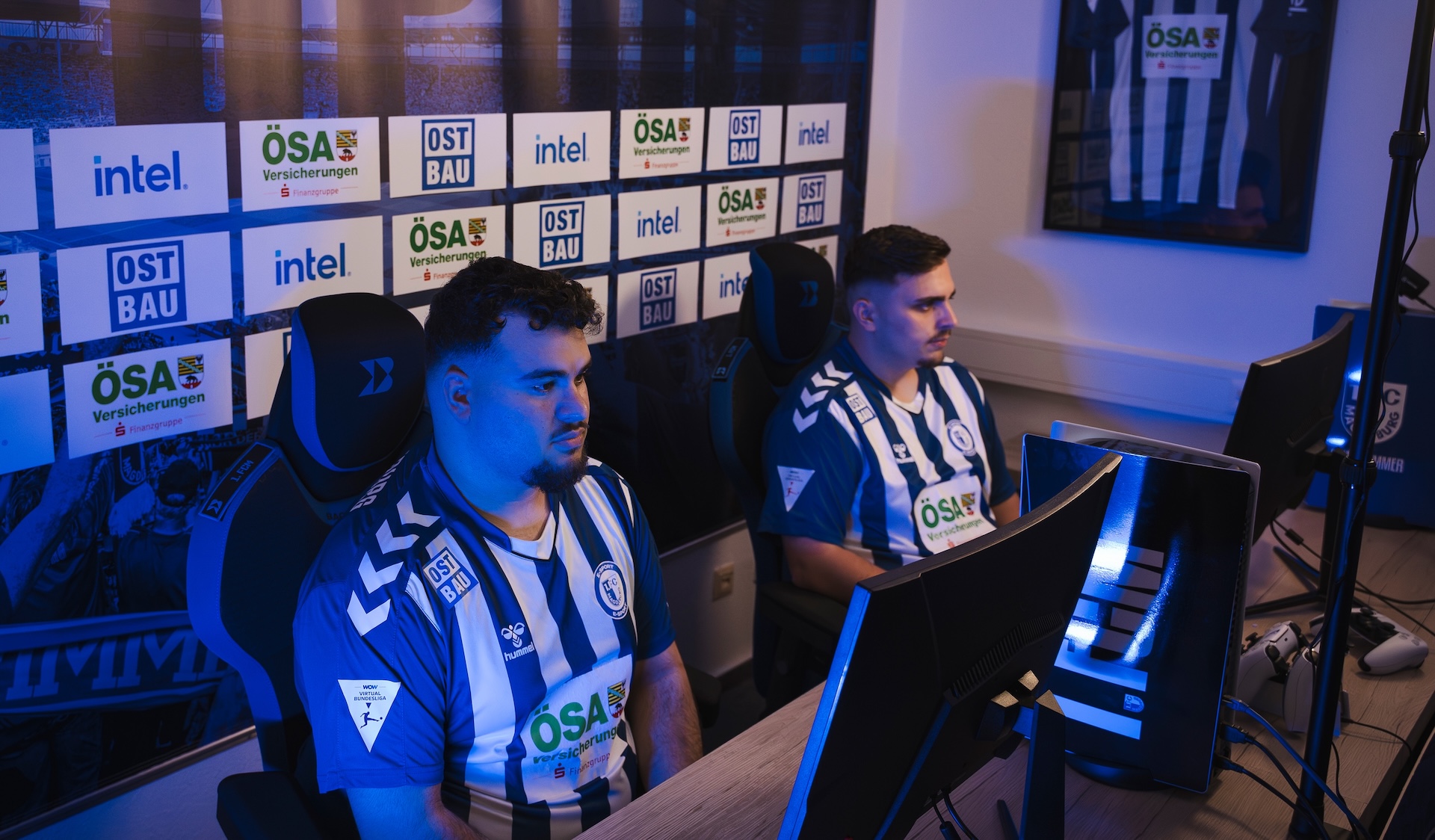 Onur (links) und Ali an den Konsolen im E-Sport-Raum