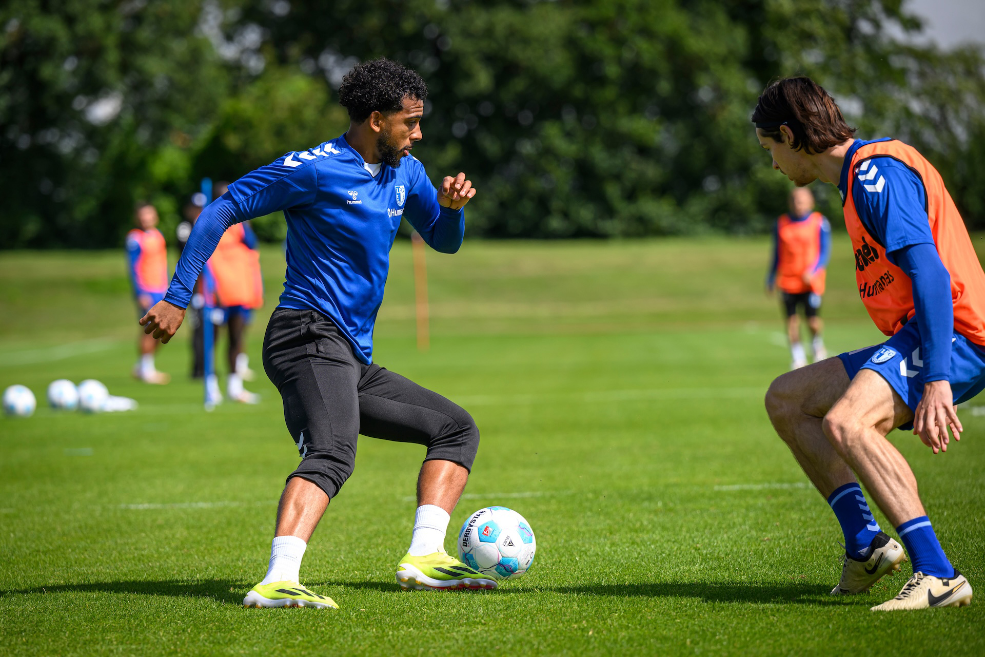 Xavier Amaechi im Zweikampf mit Jean Hugonet