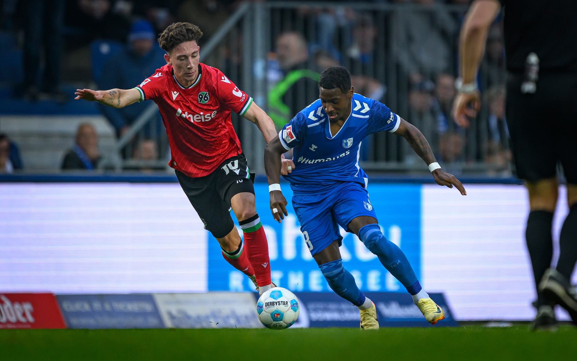 Bryan Teixeira (rechts) im Zweikampf mit Jannik Rochelt