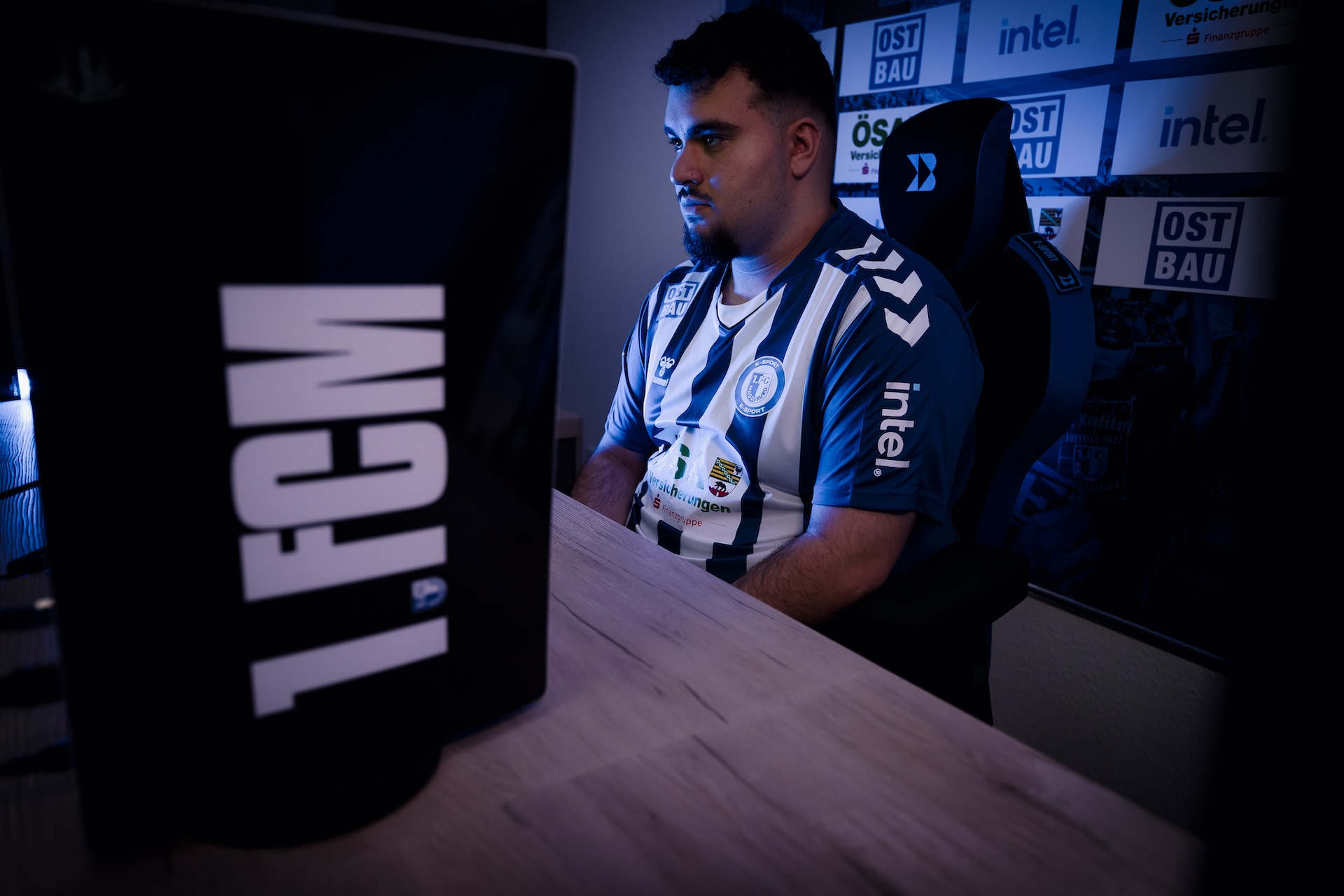 Onur an der Konsole im E-Sport-Raum