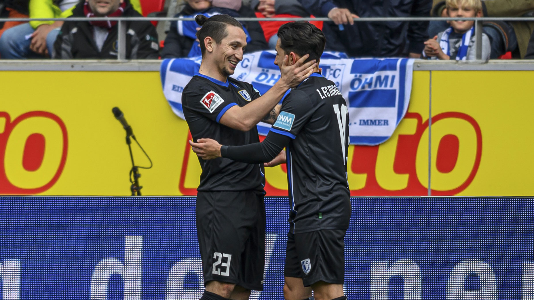 Baris Atik und Jason Ceka nach dem Treffer in Regensburg.