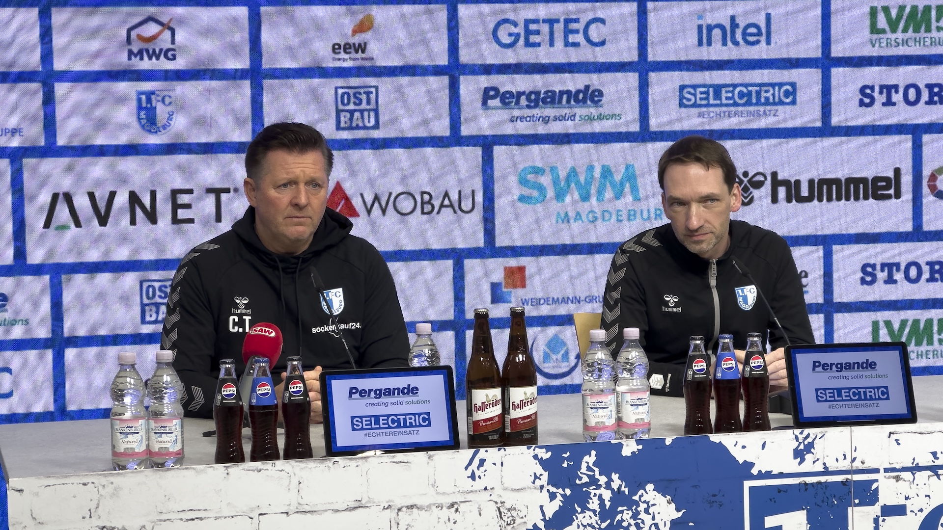 Christian Titz (links) und Manuel Holscher bei der PK