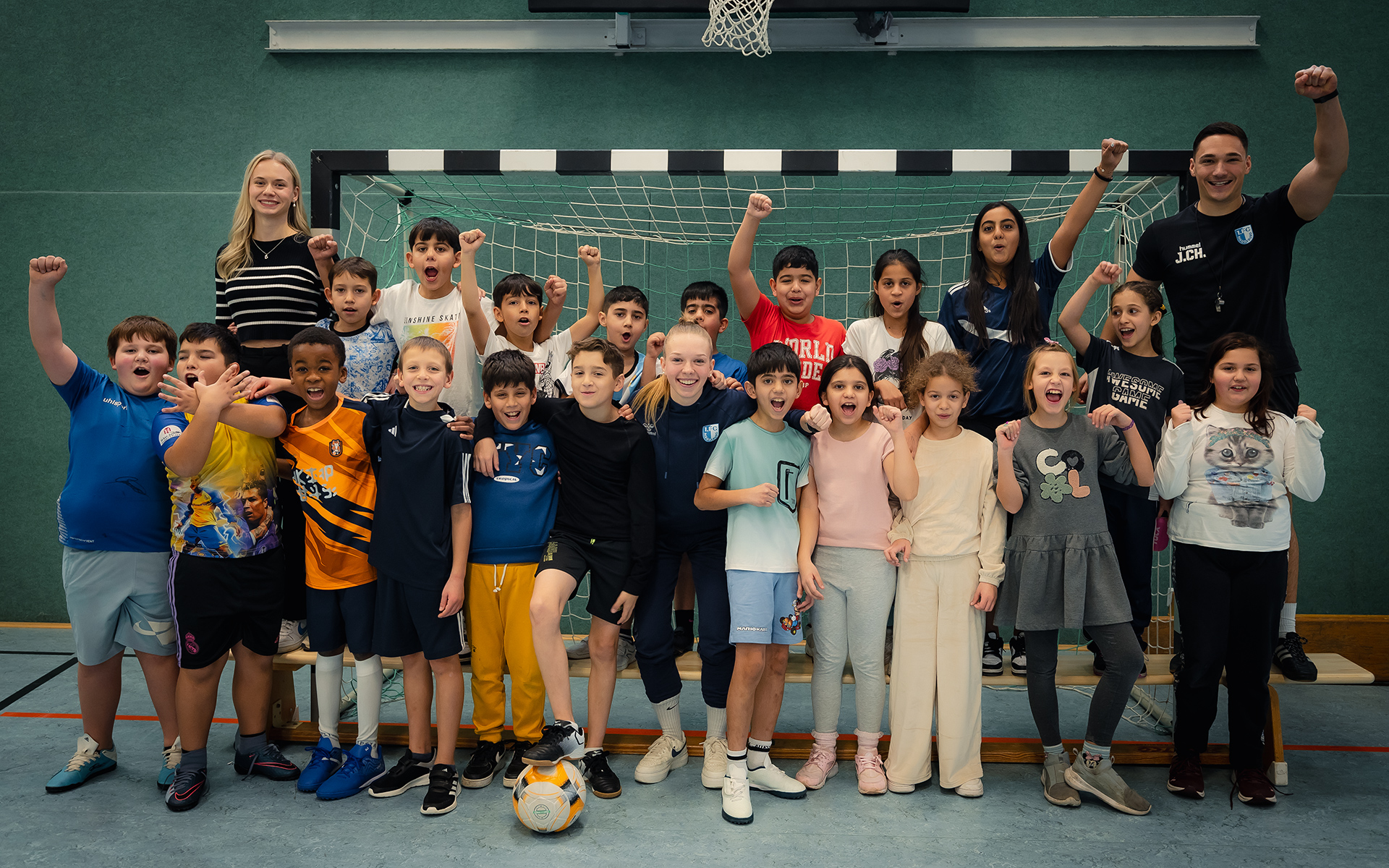 Gruppenfoto der Grundschule am Umfassungsweg mit Bella Münch