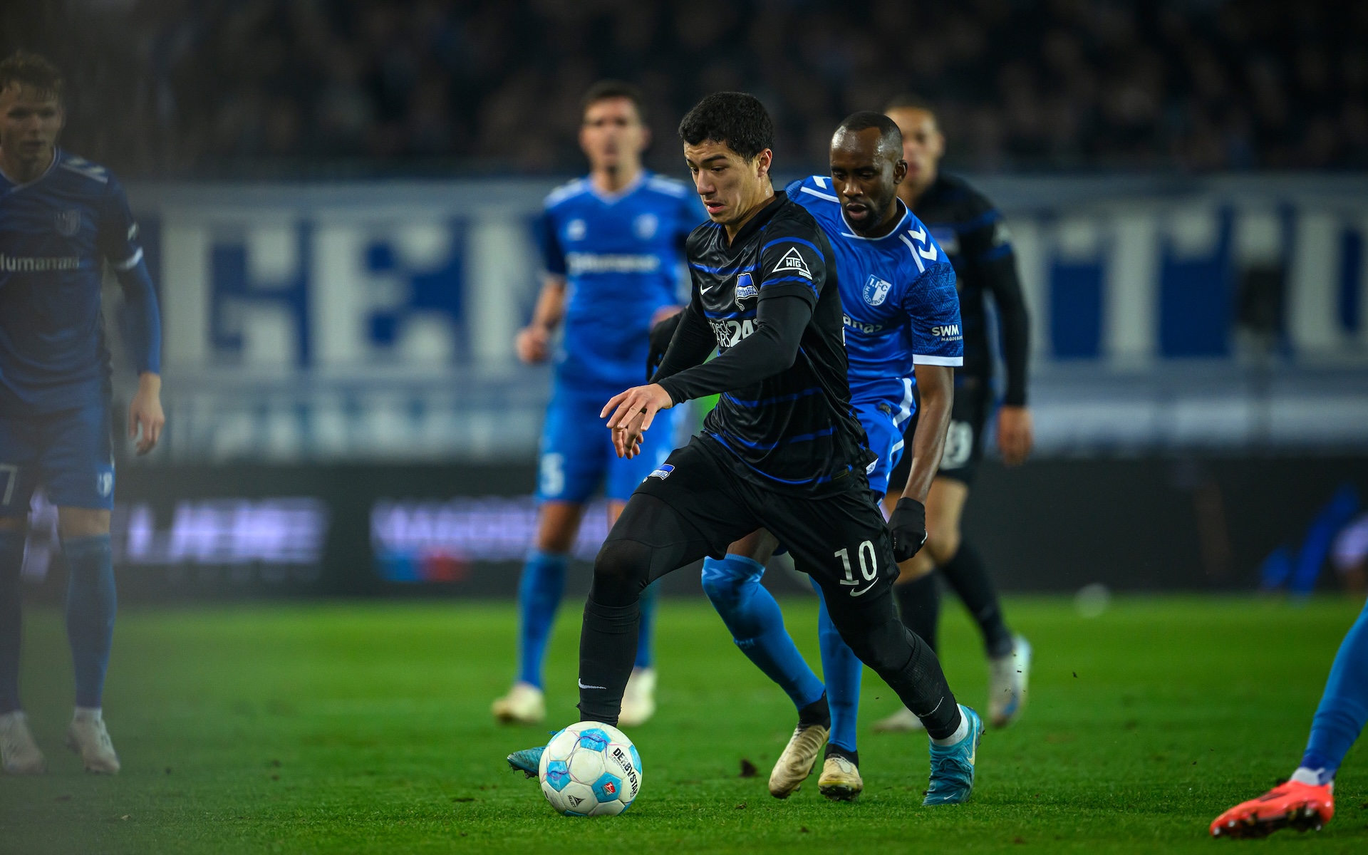 Silas Gnaka im Zweikampf mit Ibrahim Maza