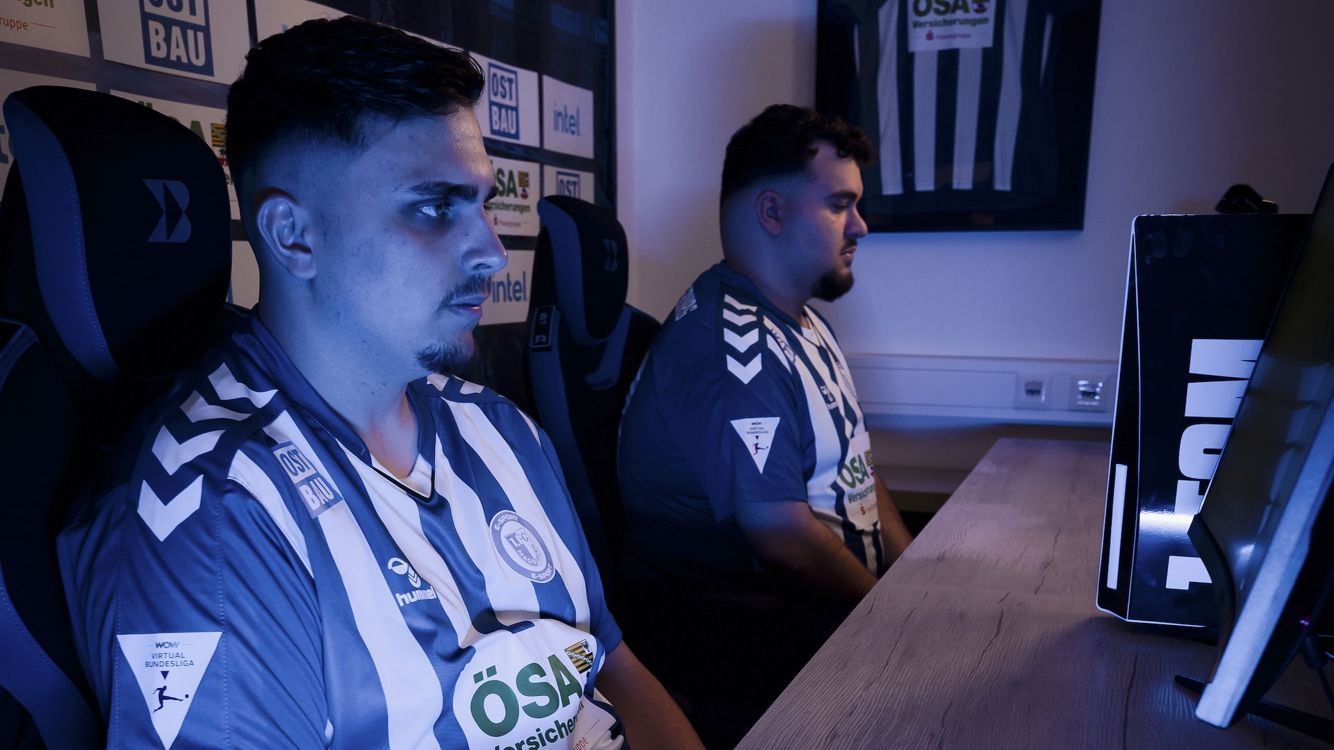 Ali und Onur im E-Sport-Raum an der Konsole