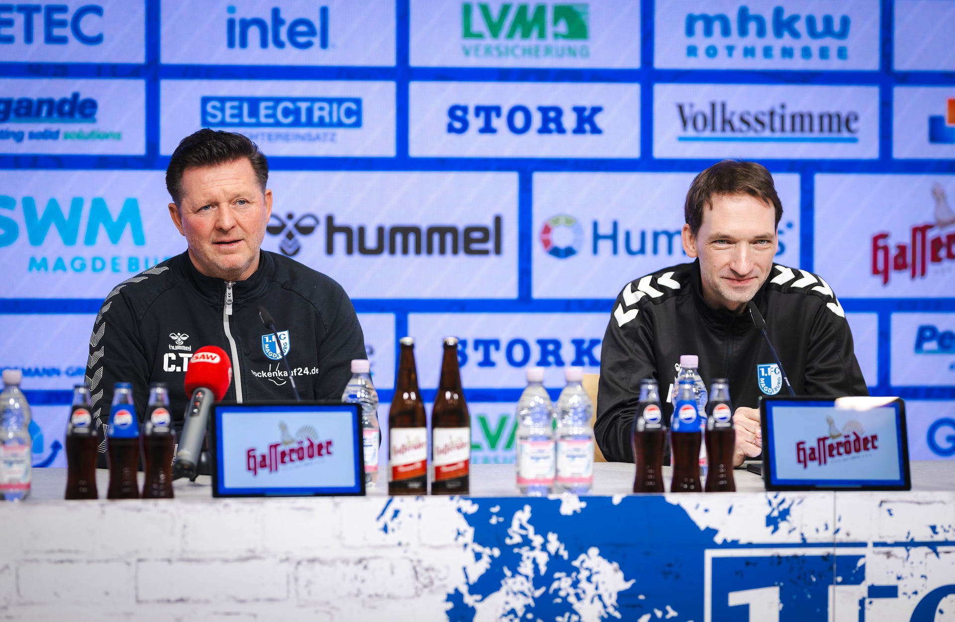 Christian Titz (links) und Manuel Holscher in der Pressekonferenz